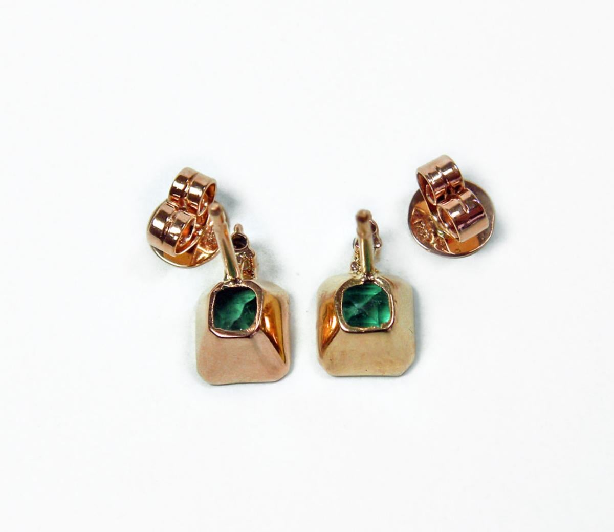 Contemporary 3.26 Carat Natural Green Colombian Emerald Stud Earrings 18 Karat Rose Gold For Sale