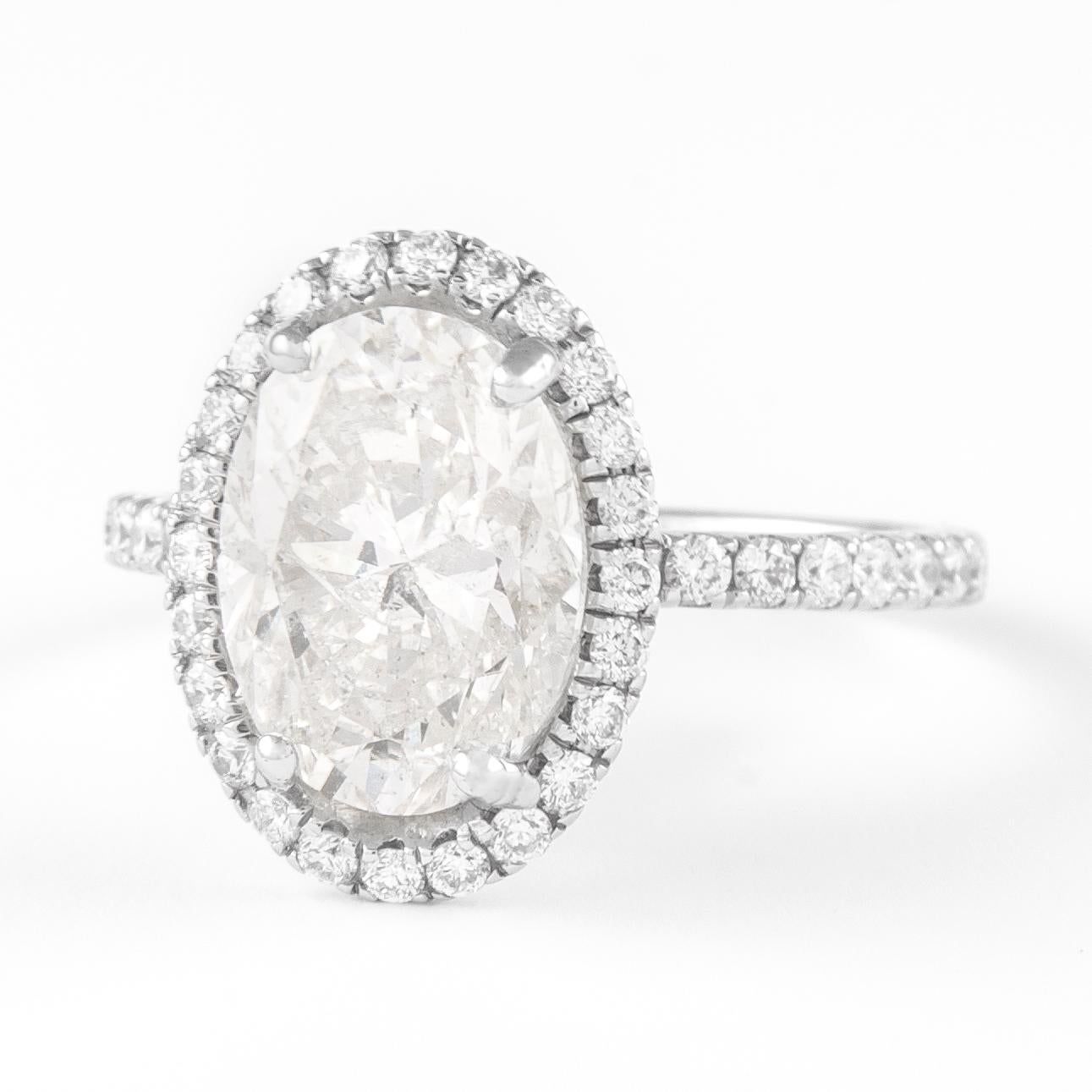 Contemporain Bague en or blanc 14 carats avec diamant ovale de 3,26 carats et halo en vente