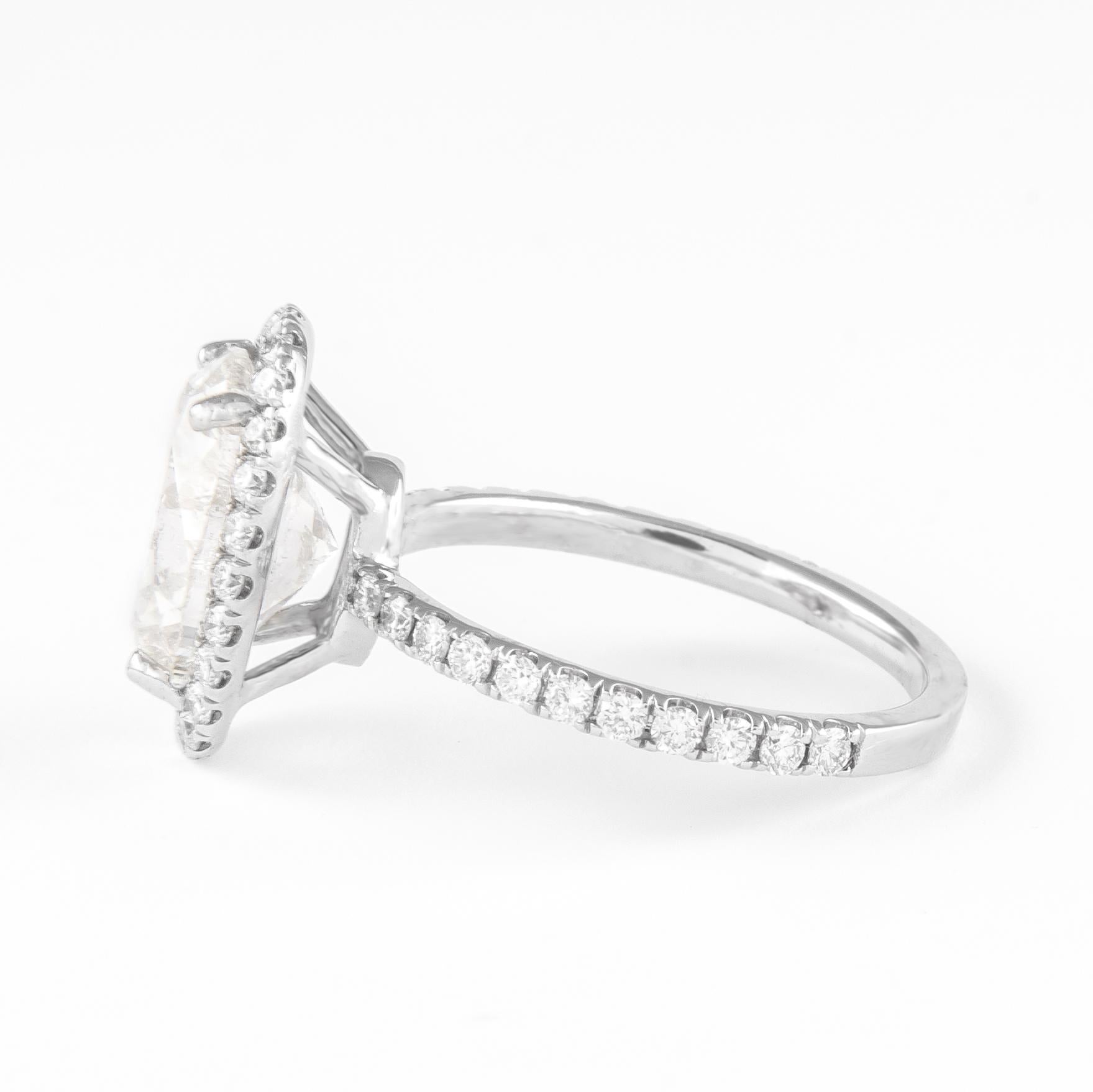 Taille ovale Bague en or blanc 14 carats avec diamant ovale de 3,26 carats et halo en vente