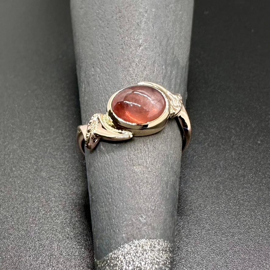 3.26 carat rosy cabochon sapphire and upcycled vintage 14k yellow gold ring   For Sale 4