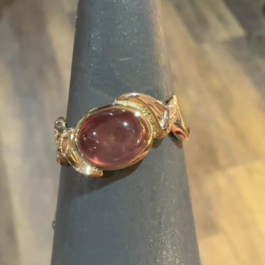 Cabochon 3.26 carat rosy cabochon sapphire and upcycled vintage 14k yellow gold ring   For Sale