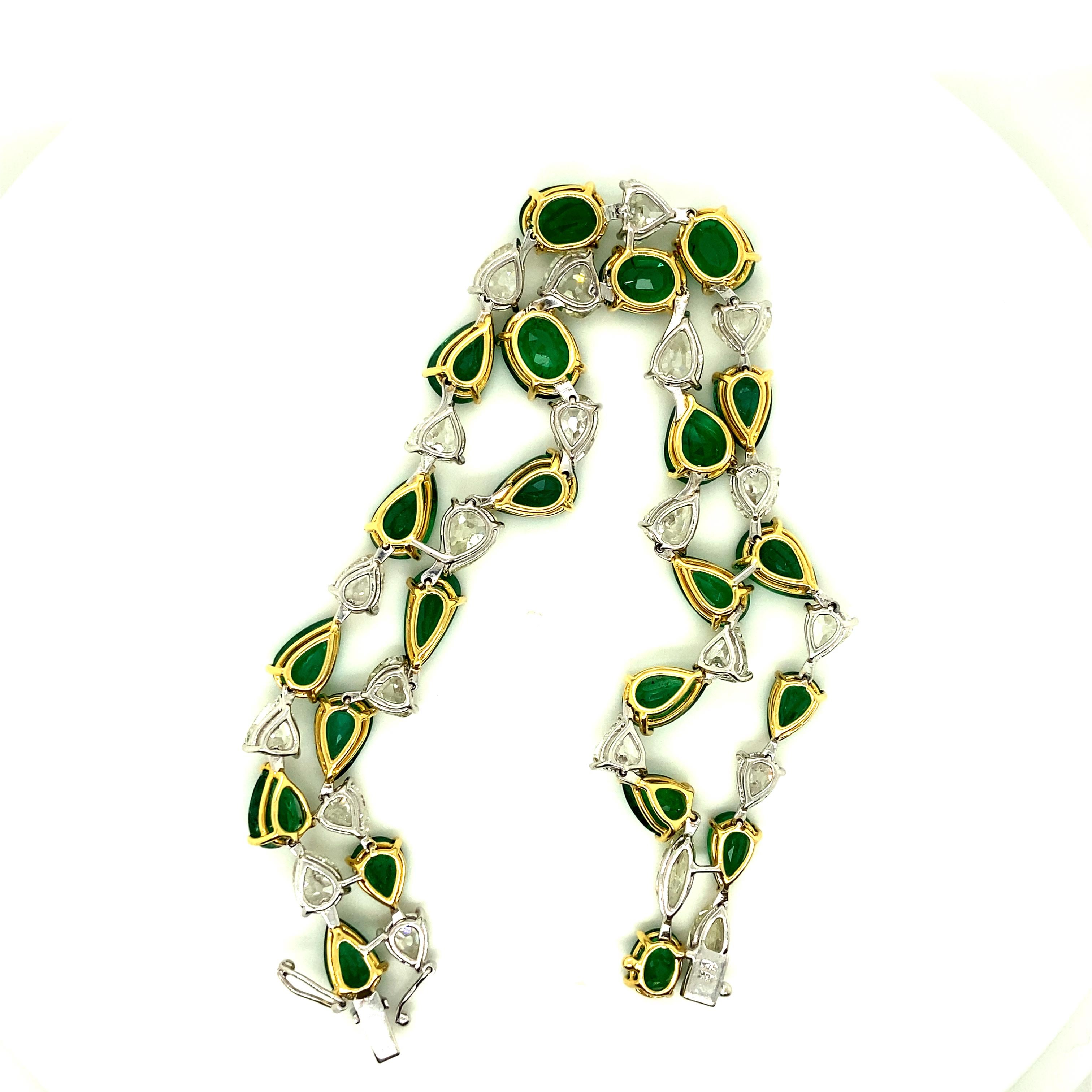 32.62 Carat Emerald and White Old Cut Diamond Gold Bracelet For Sale 4