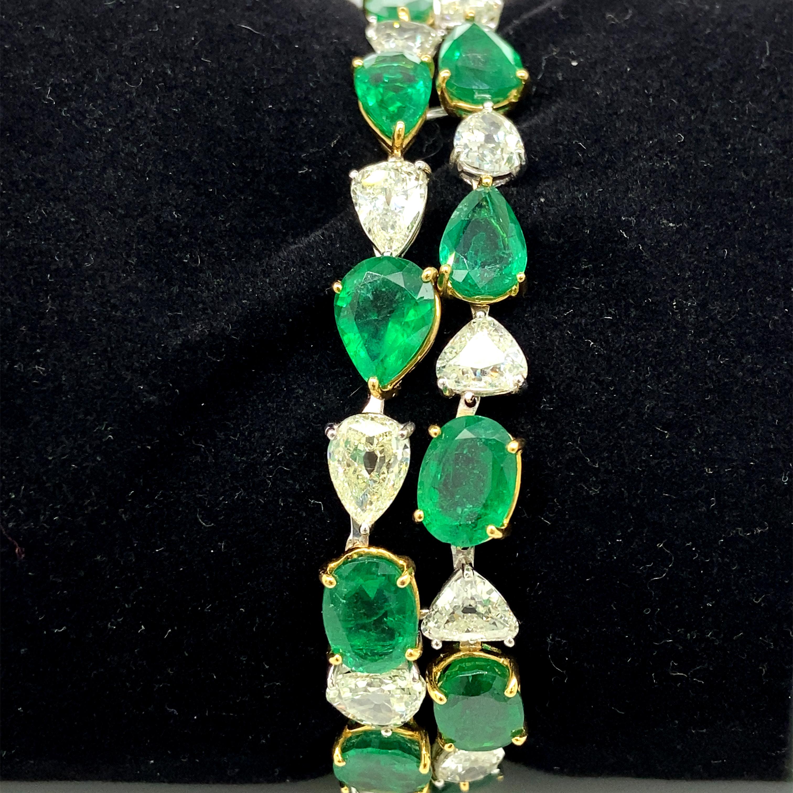 32.62 Carat Emerald and White Old Cut Diamond Gold Bracelet For Sale 7