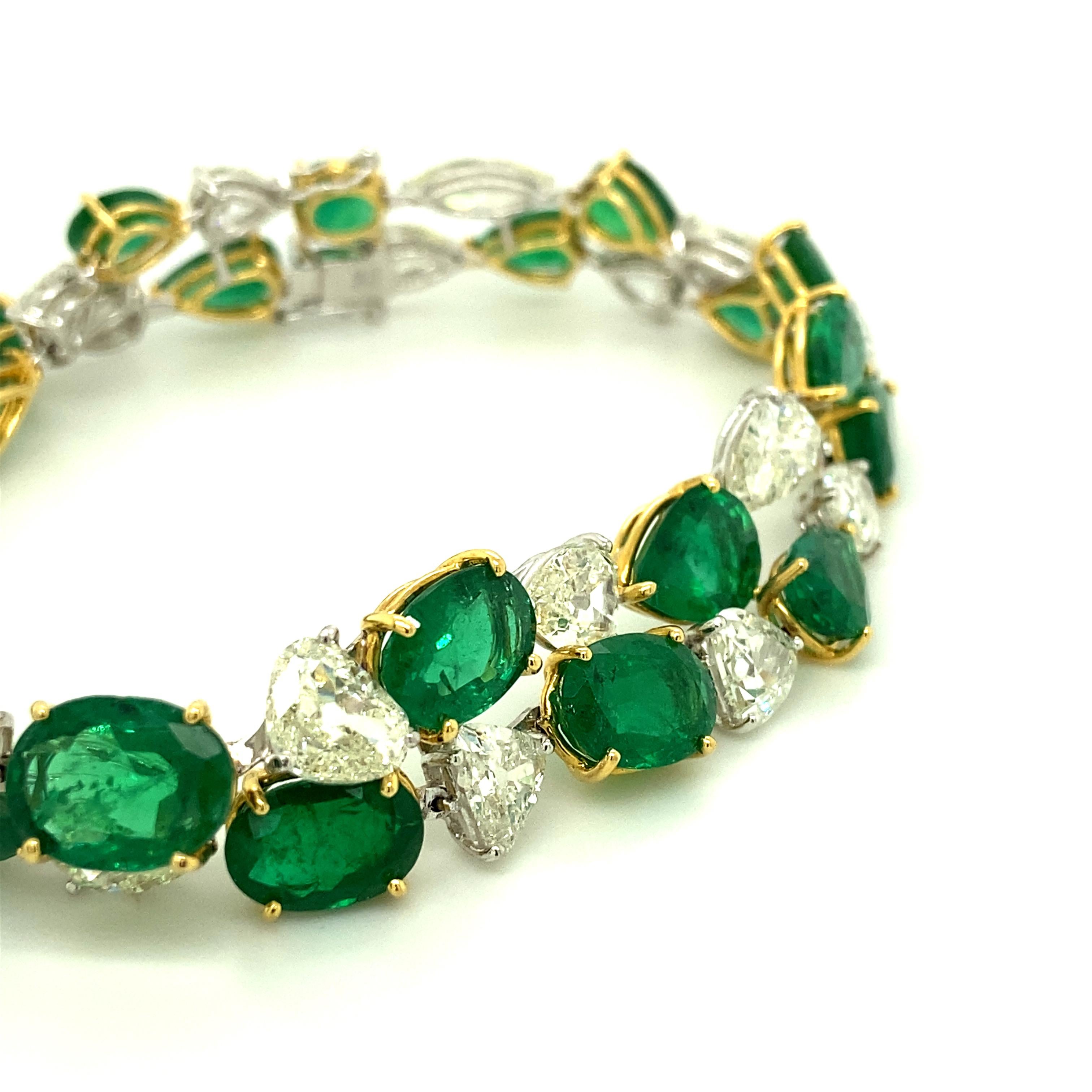 Contemporary 32.62 Carat Emerald and White Old Cut Diamond Gold Bracelet For Sale