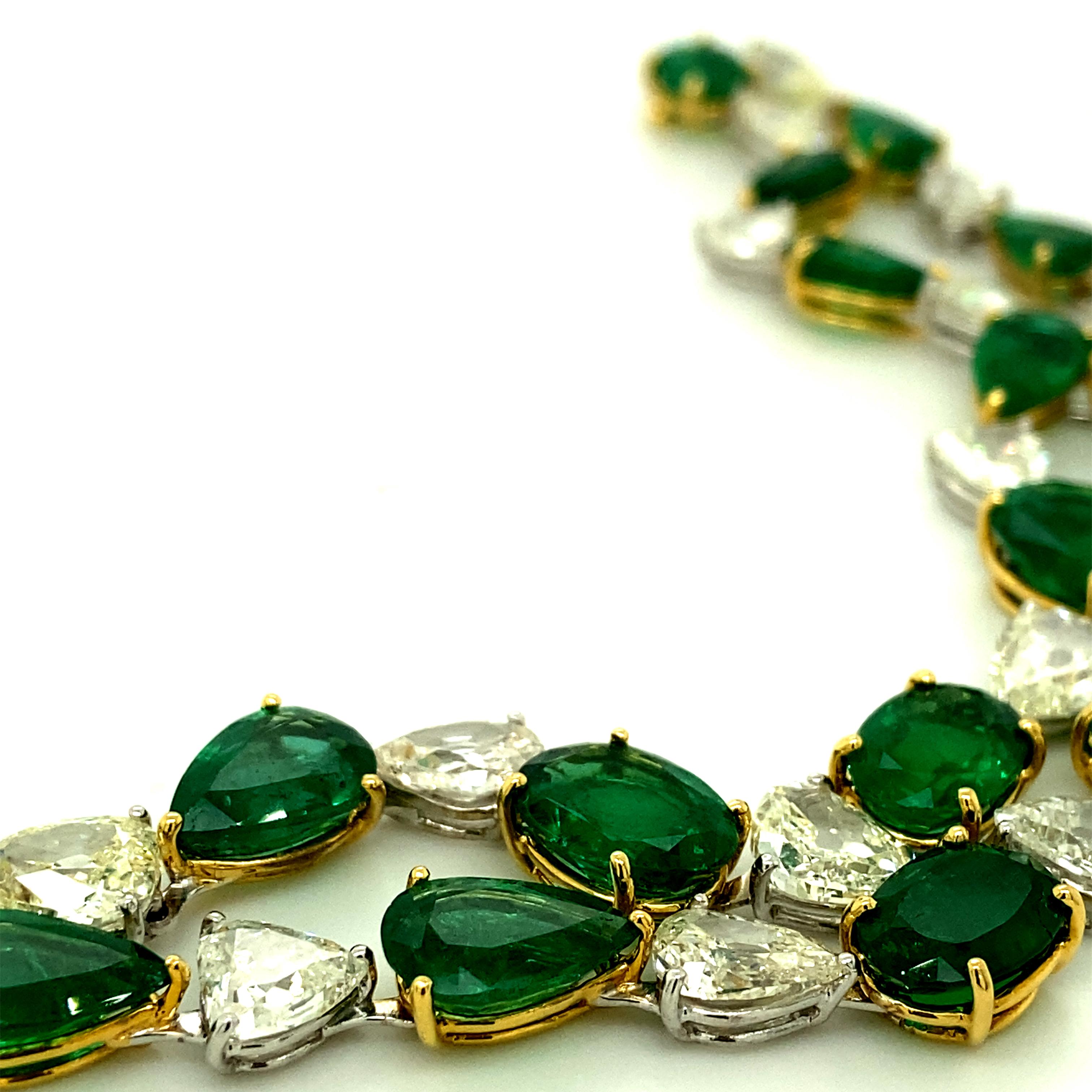 Oval Cut 32.62 Carat Emerald and White Old Cut Diamond Gold Bracelet For Sale
