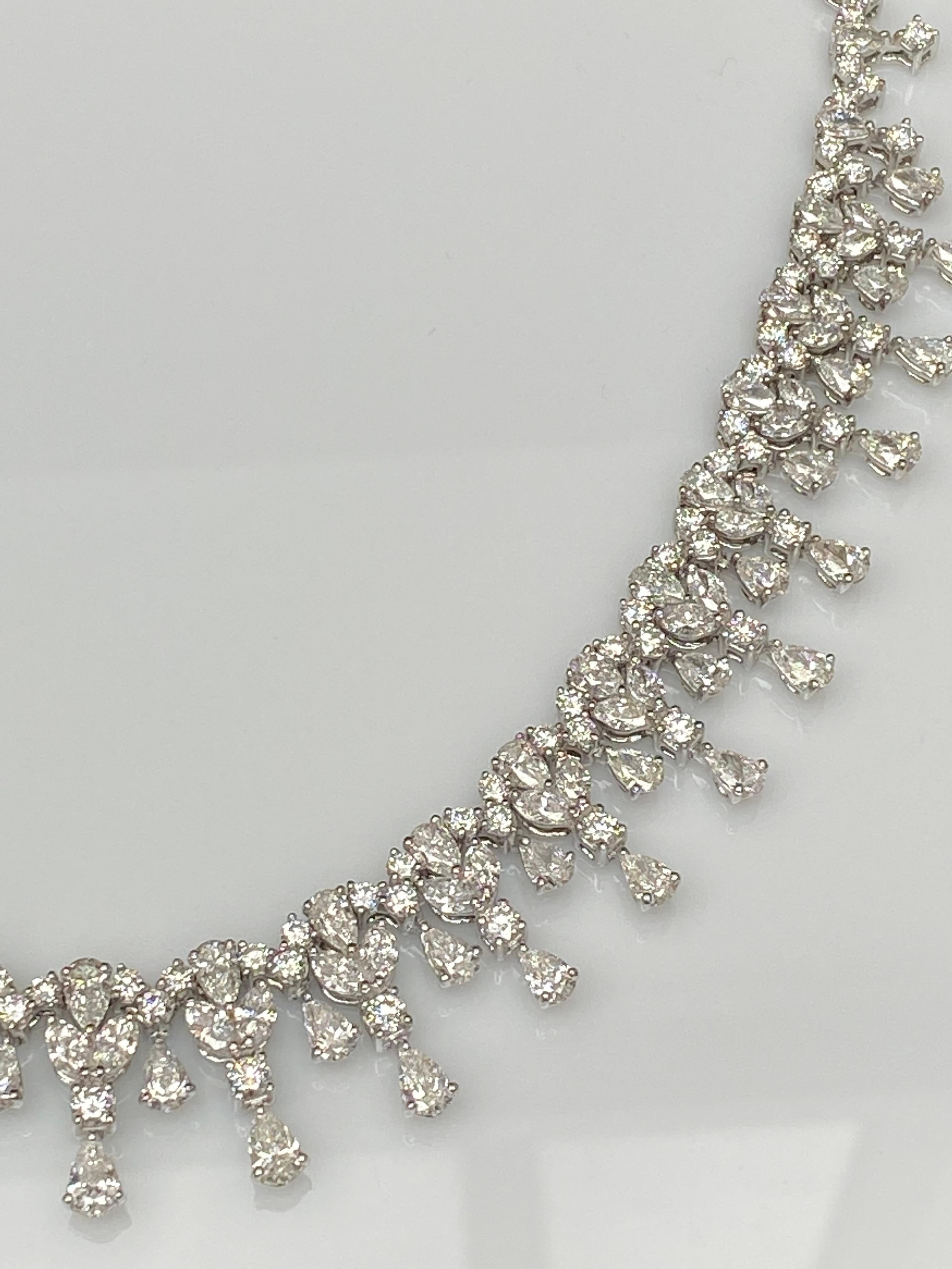 Collana con diamanti a forma multipla da 32,63 carati in oro bianco 18K in vendita 4