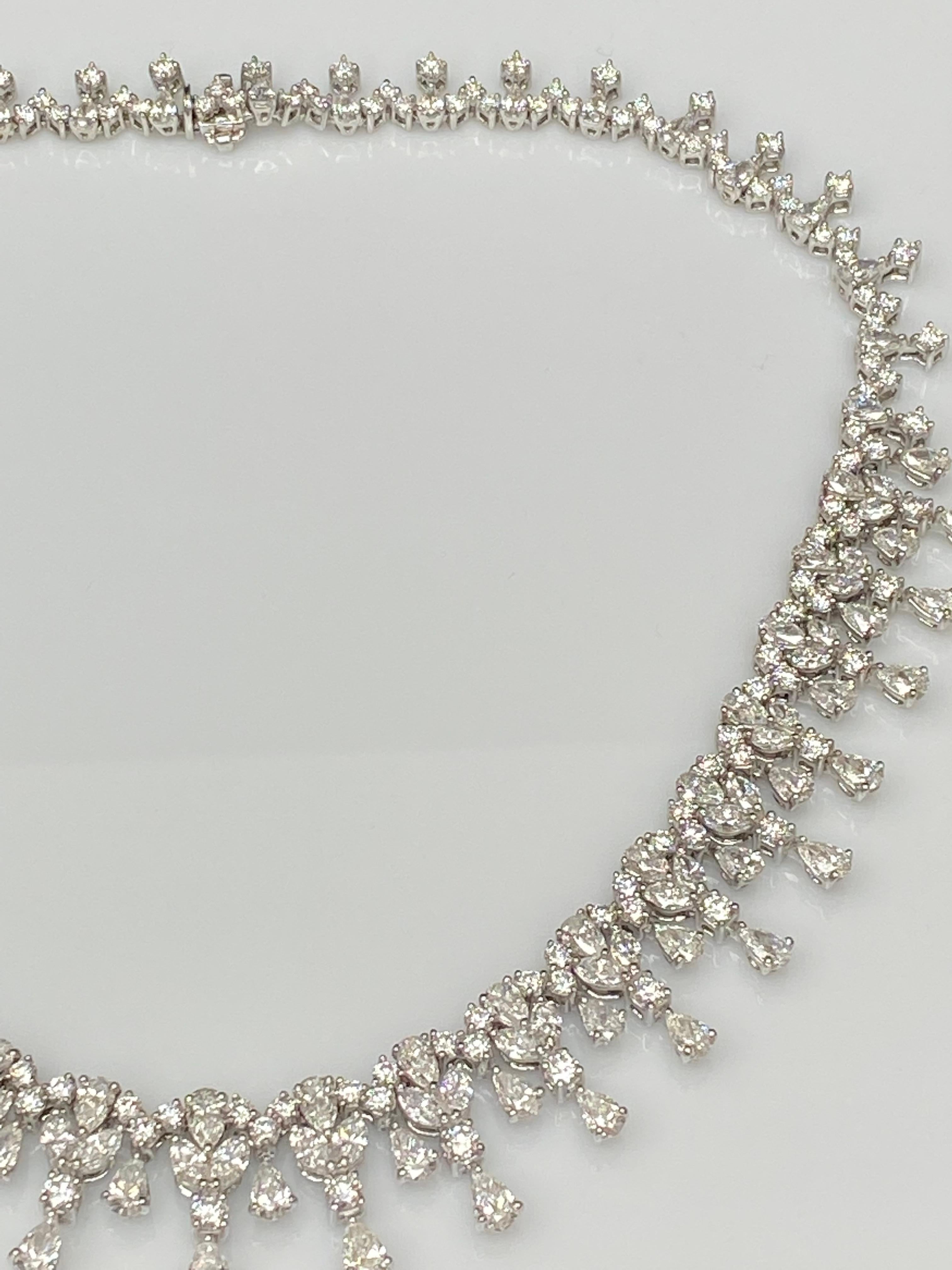 Collana con diamanti a forma multipla da 32,63 carati in oro bianco 18K in vendita 5