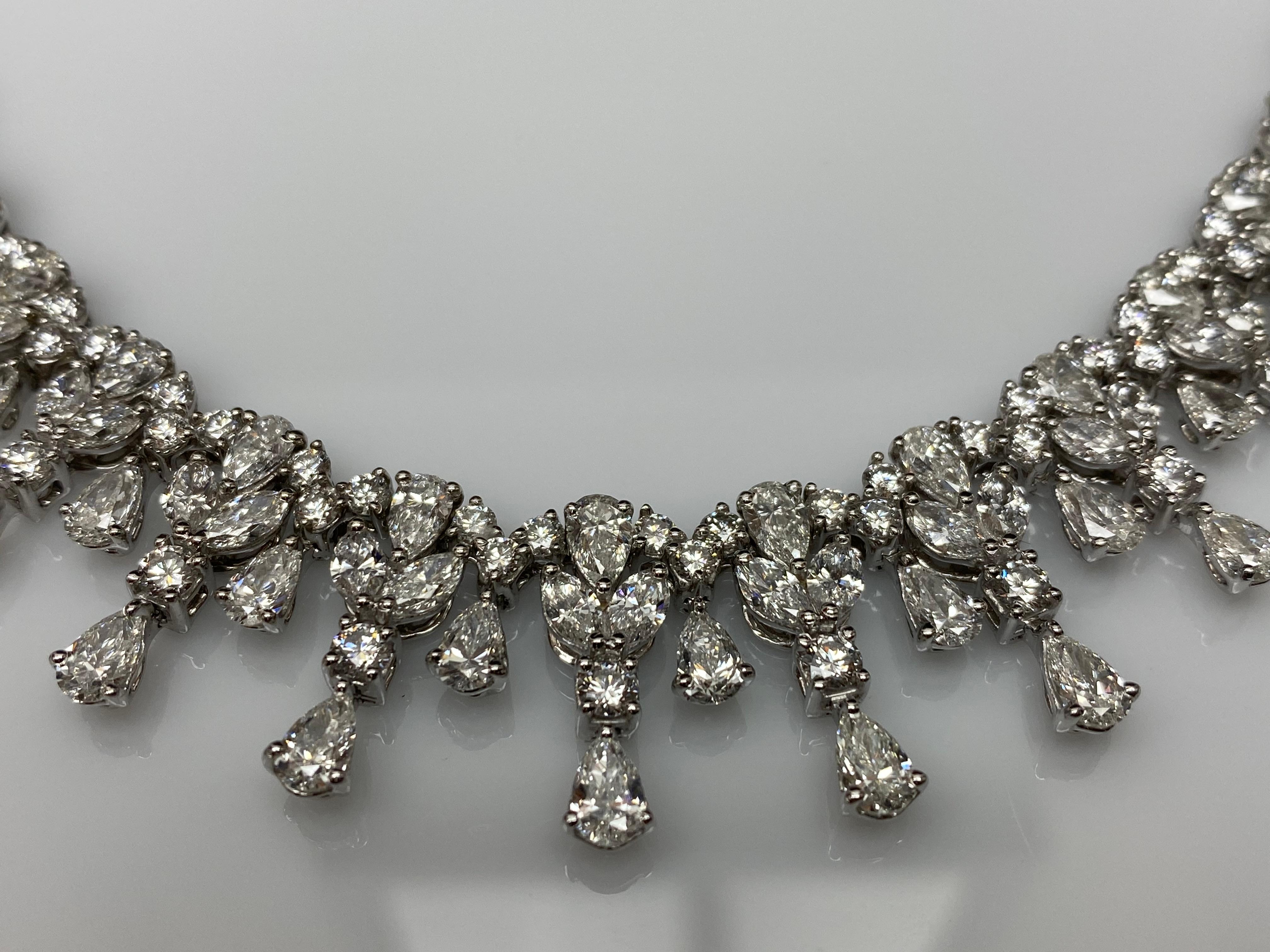 Collana con diamanti a forma multipla da 32,63 carati in oro bianco 18K in vendita 8