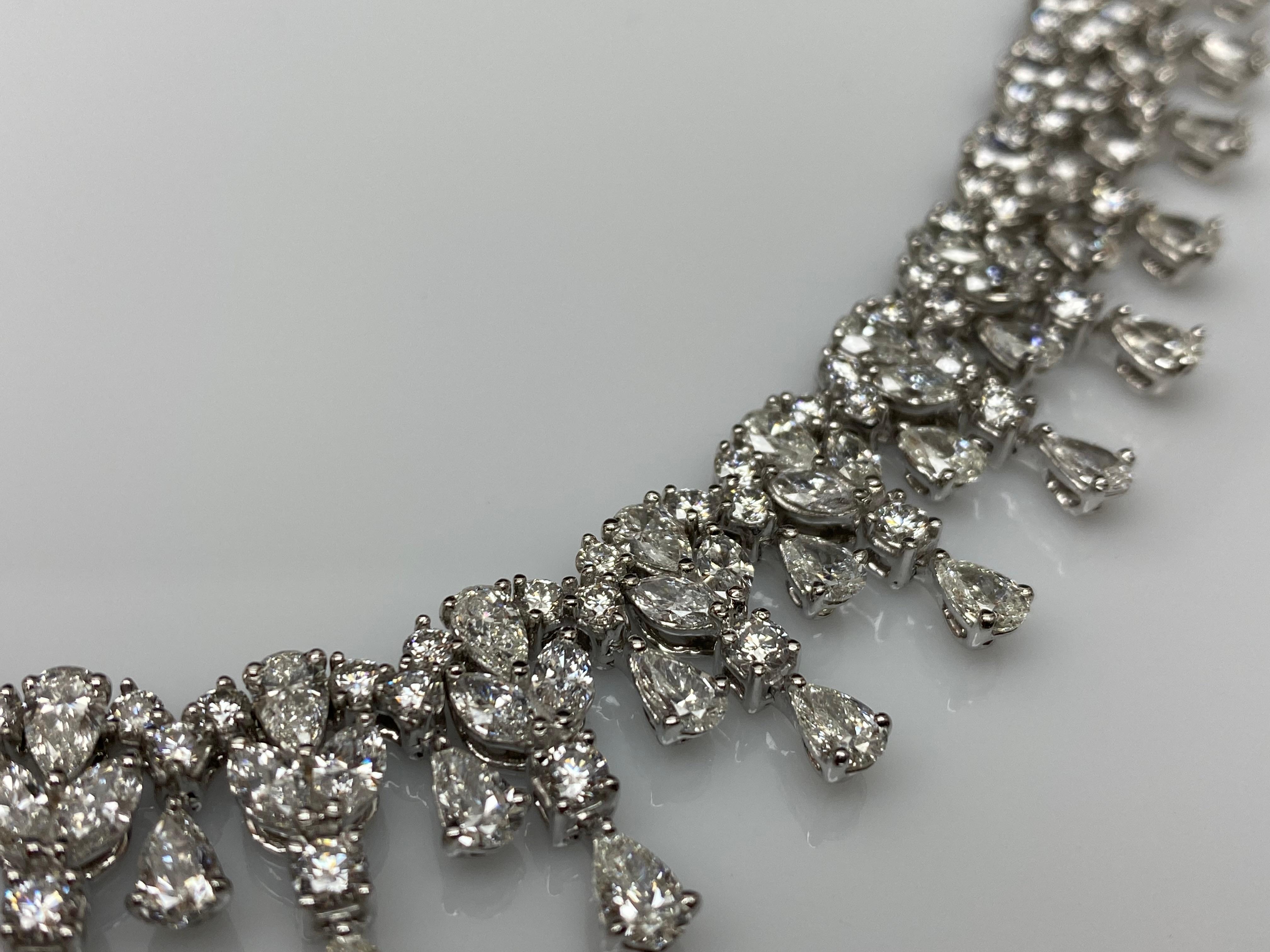 Collana con diamanti a forma multipla da 32,63 carati in oro bianco 18K in vendita 9