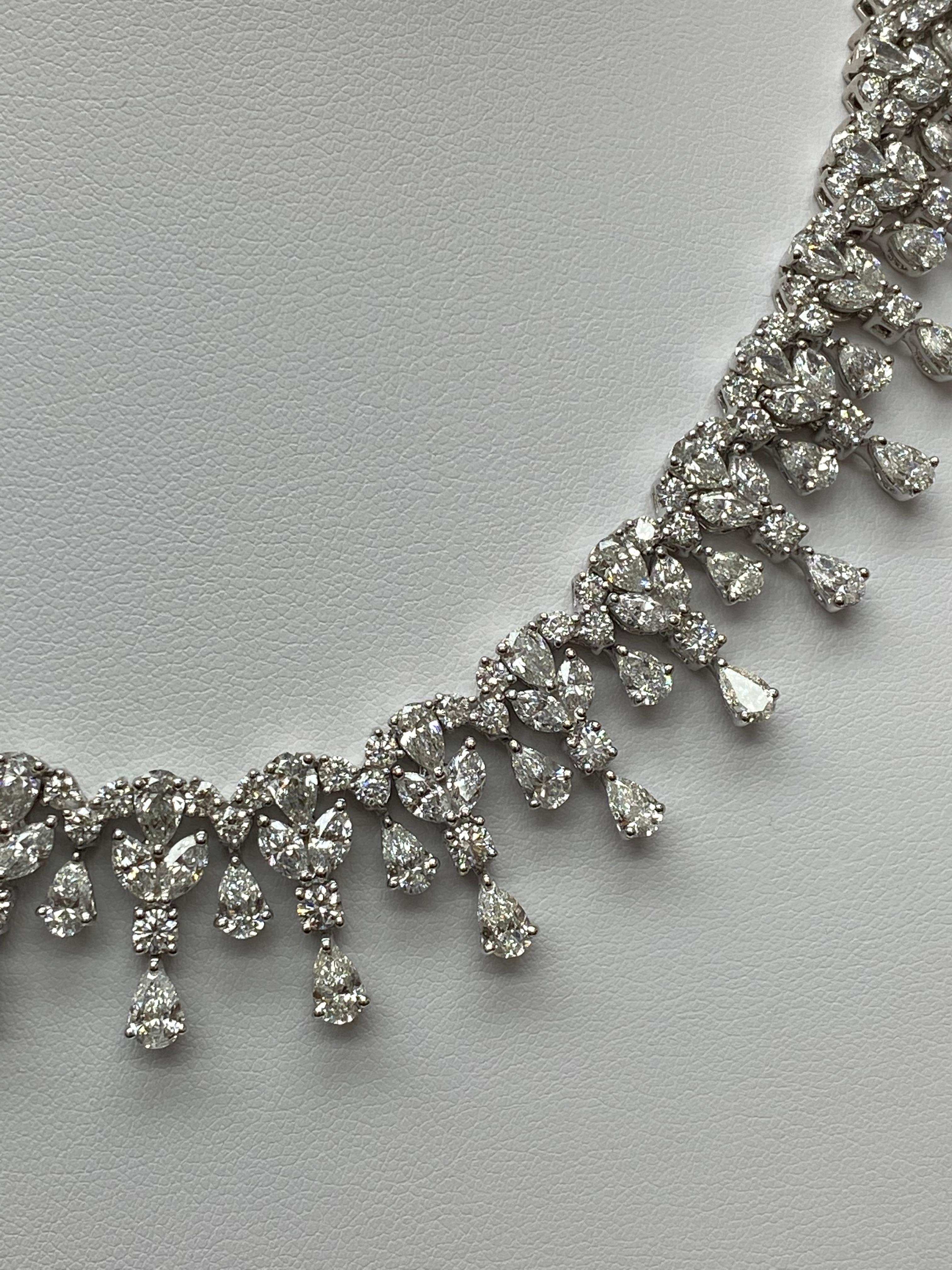 Collana con diamanti a forma multipla da 32,63 carati in oro bianco 18K in vendita 12