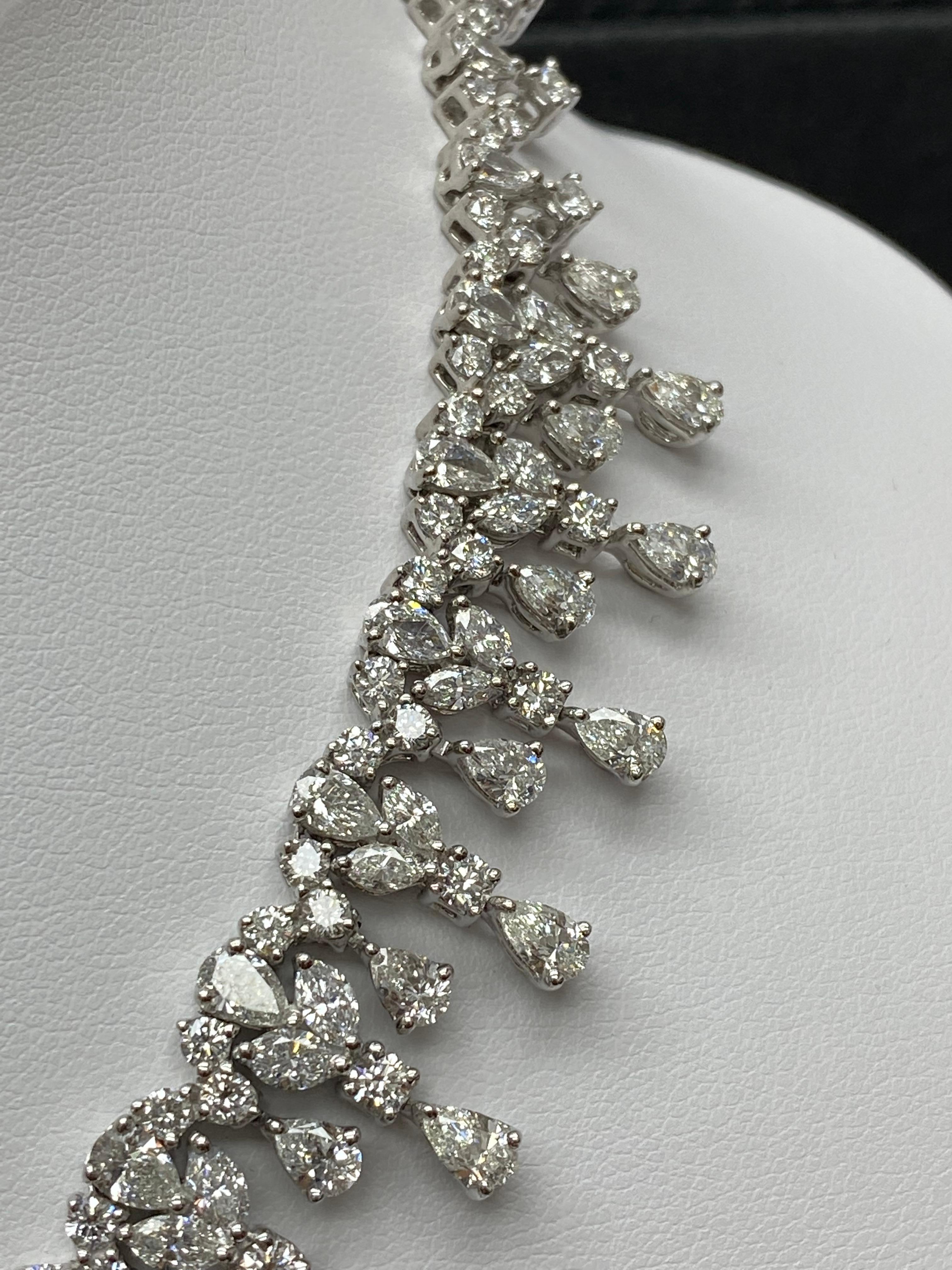 Collana con diamanti a forma multipla da 32,63 carati in oro bianco 18K in vendita 13