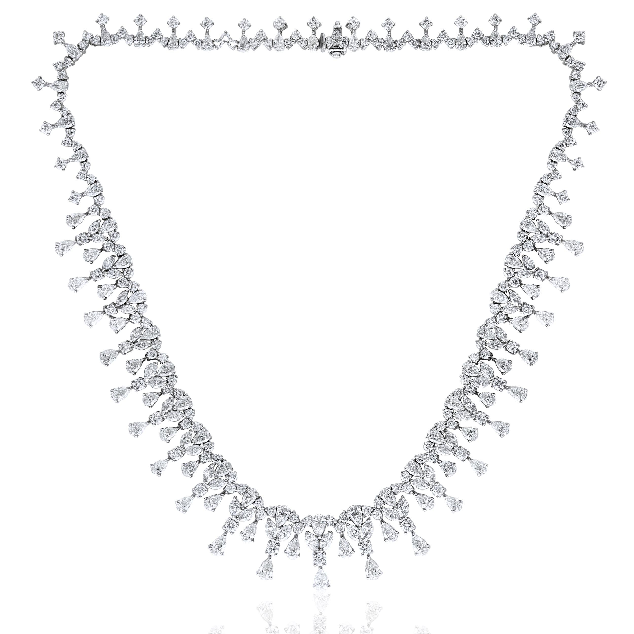 Un'importante e brillante collana con 32,63 carati di 300 diamanti a taglio misto, incastonati in un intricato design a frange. Realizzato in oro bianco 18 carati. Design intricato e creativo, un pezzo unico.

Stile disponibile in diverse fasce di