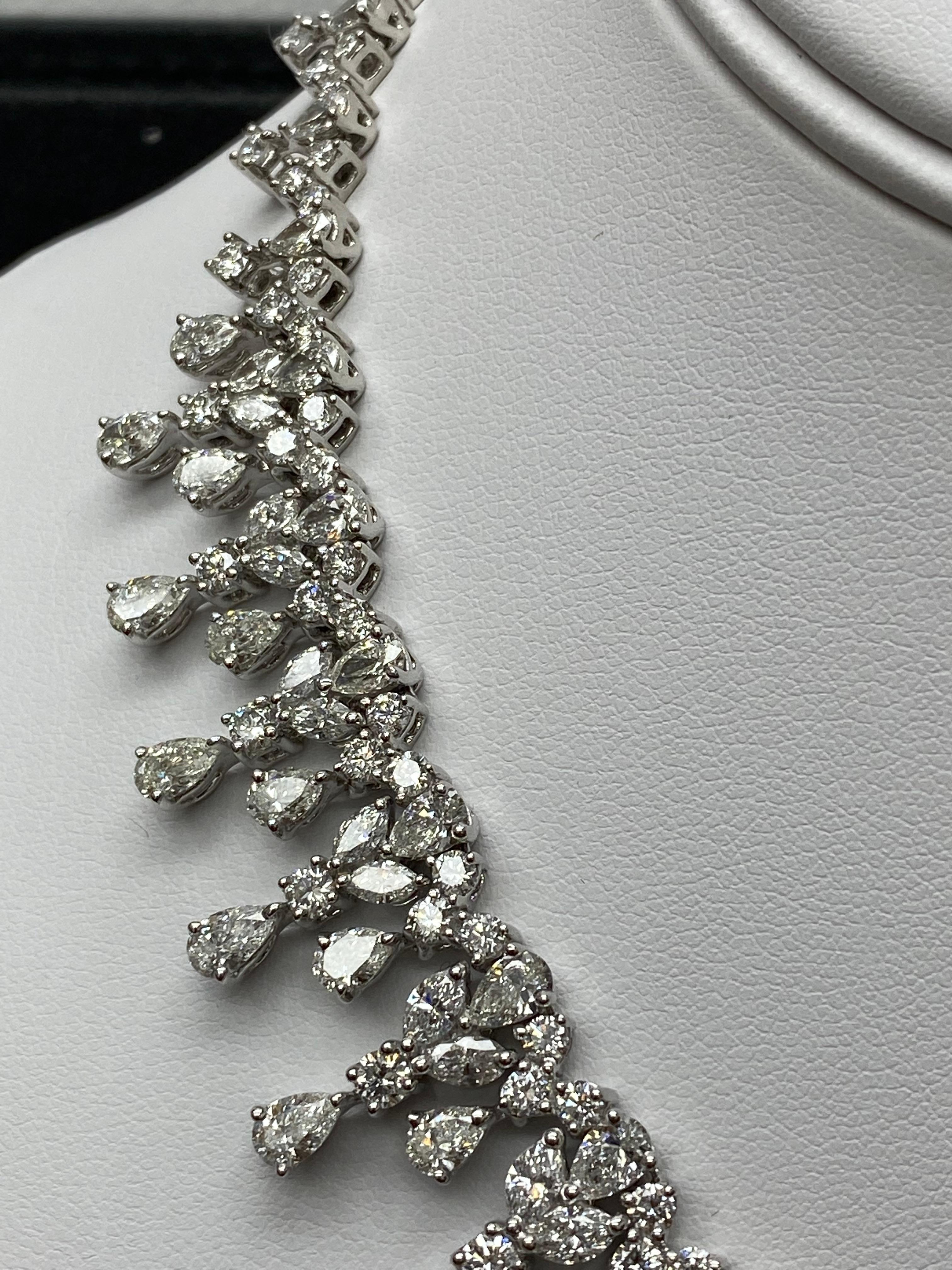 Contemporaneo Collana con diamanti a forma multipla da 32,63 carati in oro bianco 18K in vendita