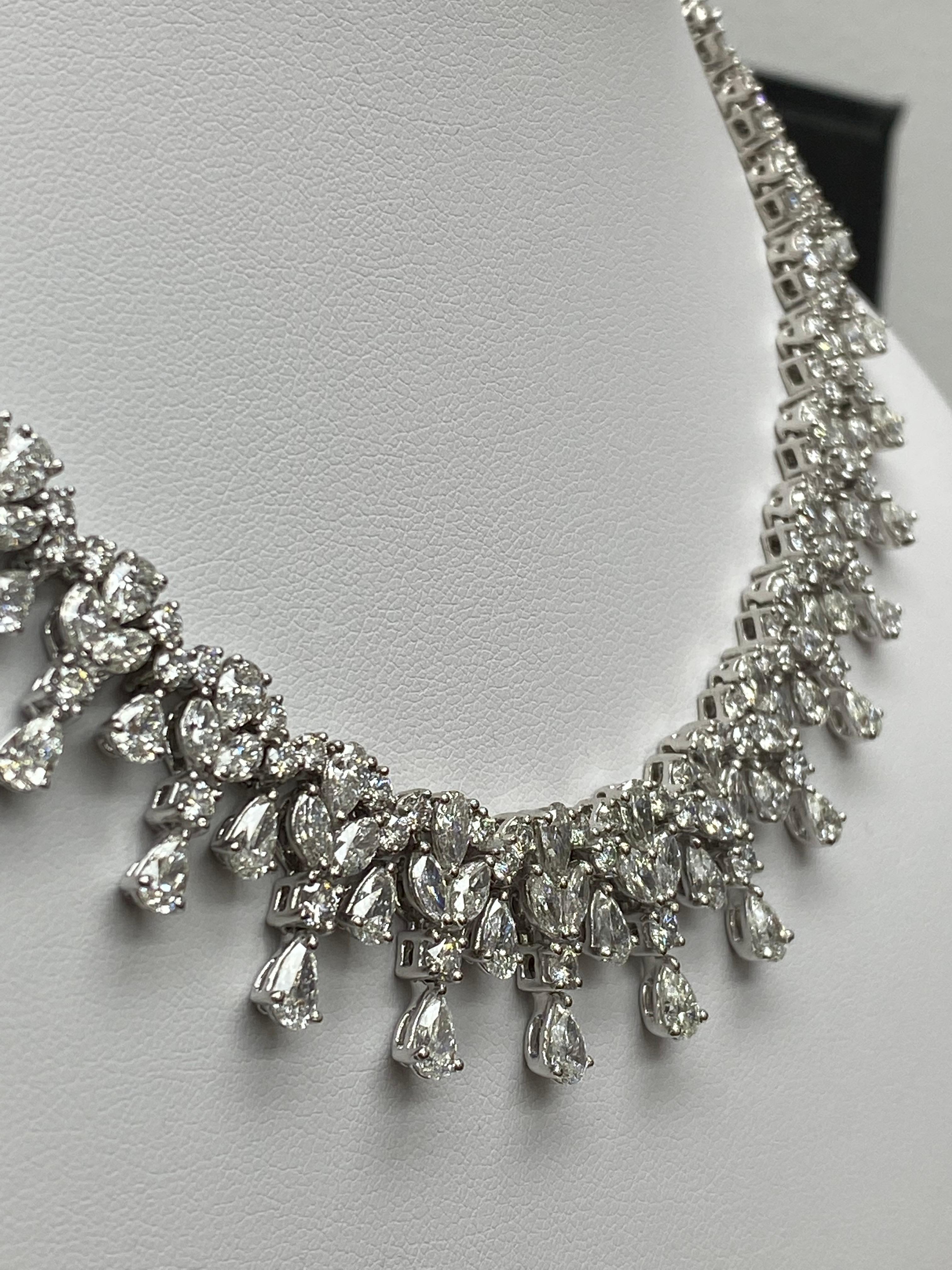 Taglio misto Collana con diamanti a forma multipla da 32,63 carati in oro bianco 18K in vendita