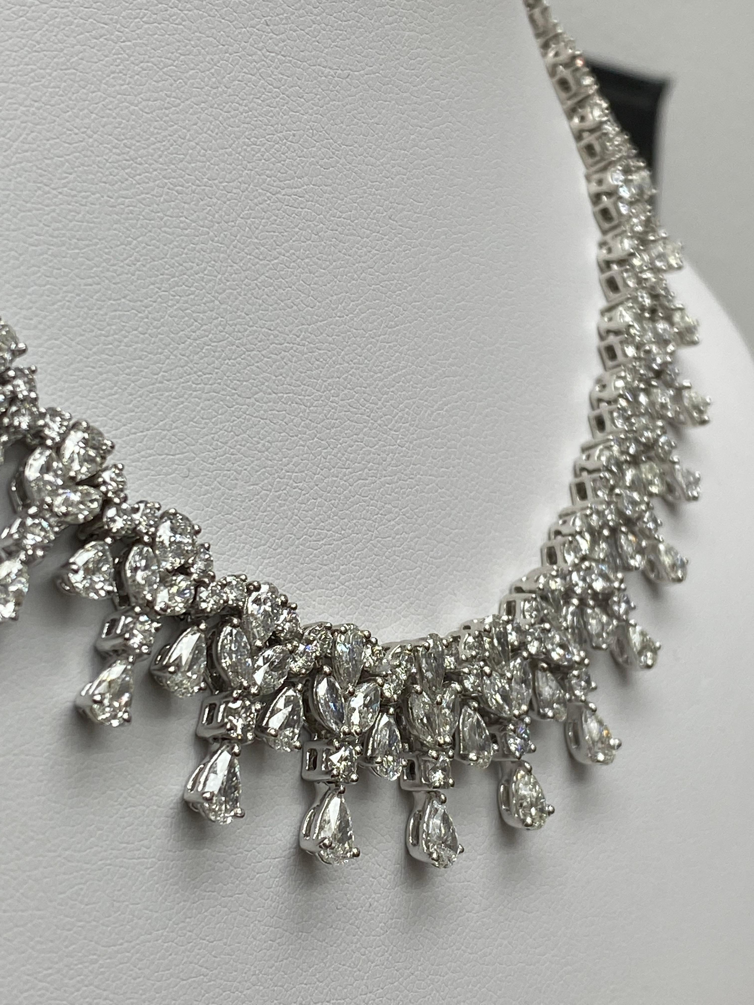 Collana con diamanti a forma multipla da 32,63 carati in oro bianco 18K In condizioni Nuovo in vendita a NEW YORK, NY