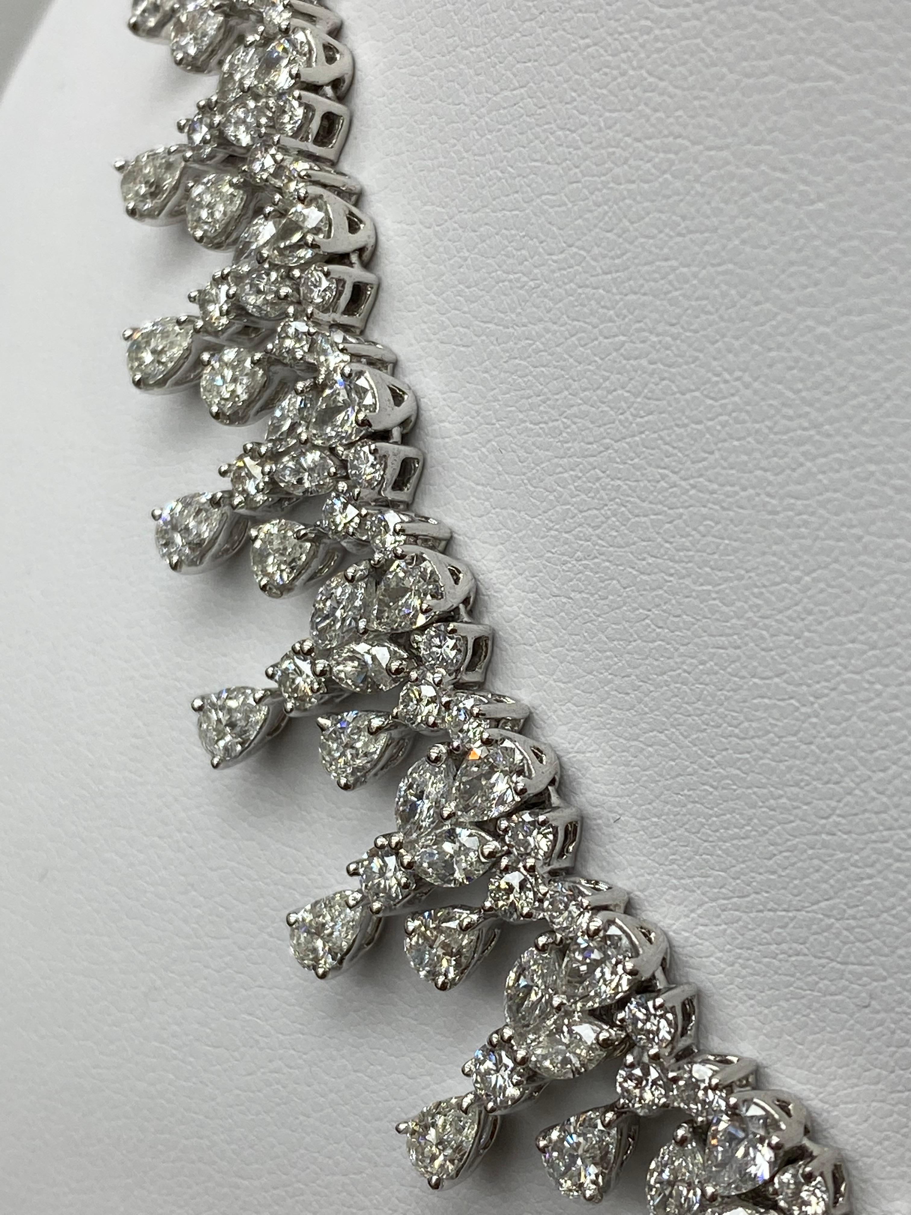 Donna Collana con diamanti a forma multipla da 32,63 carati in oro bianco 18K in vendita