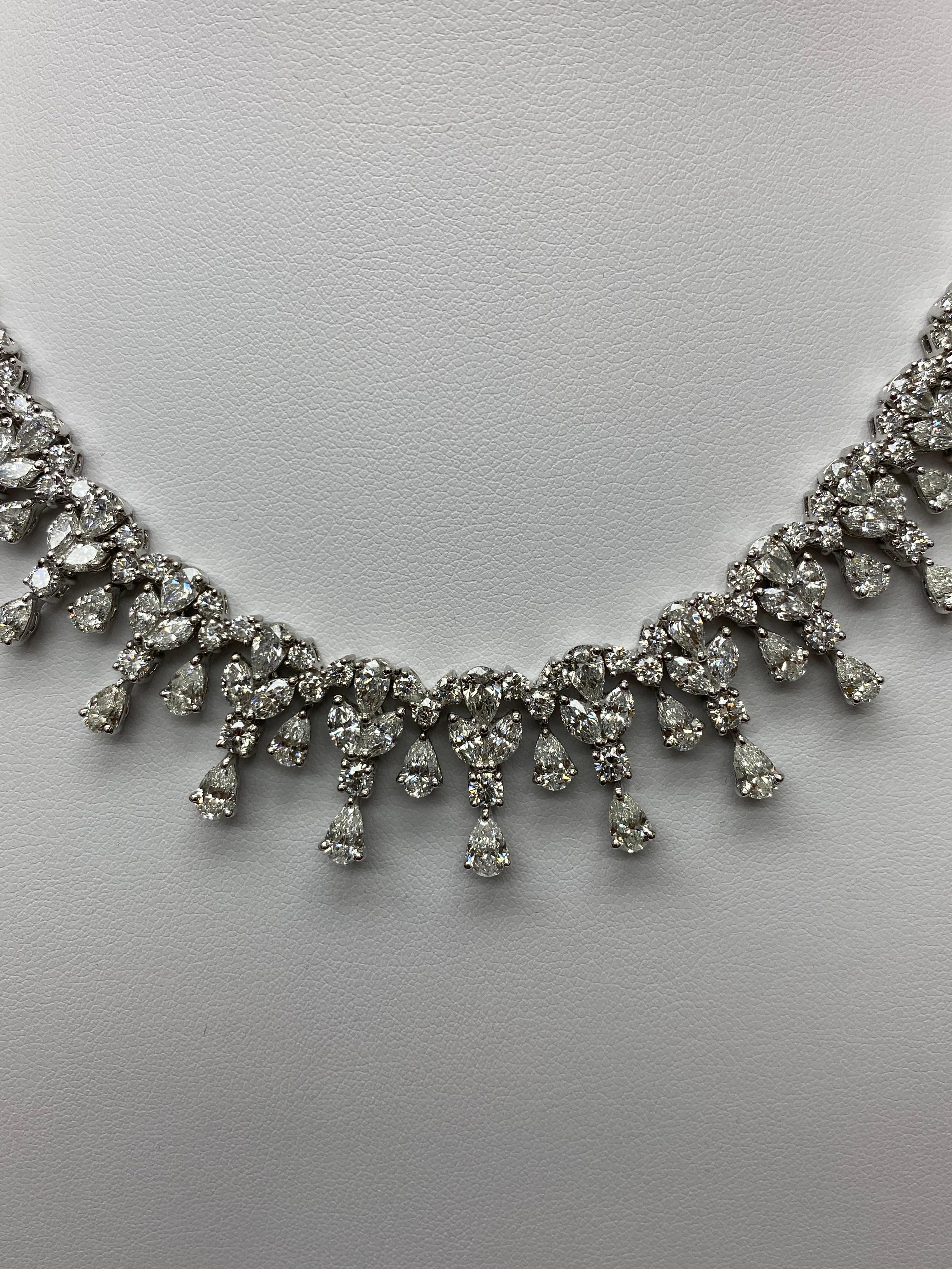 Collana con diamanti a forma multipla da 32,63 carati in oro bianco 18K in vendita 1