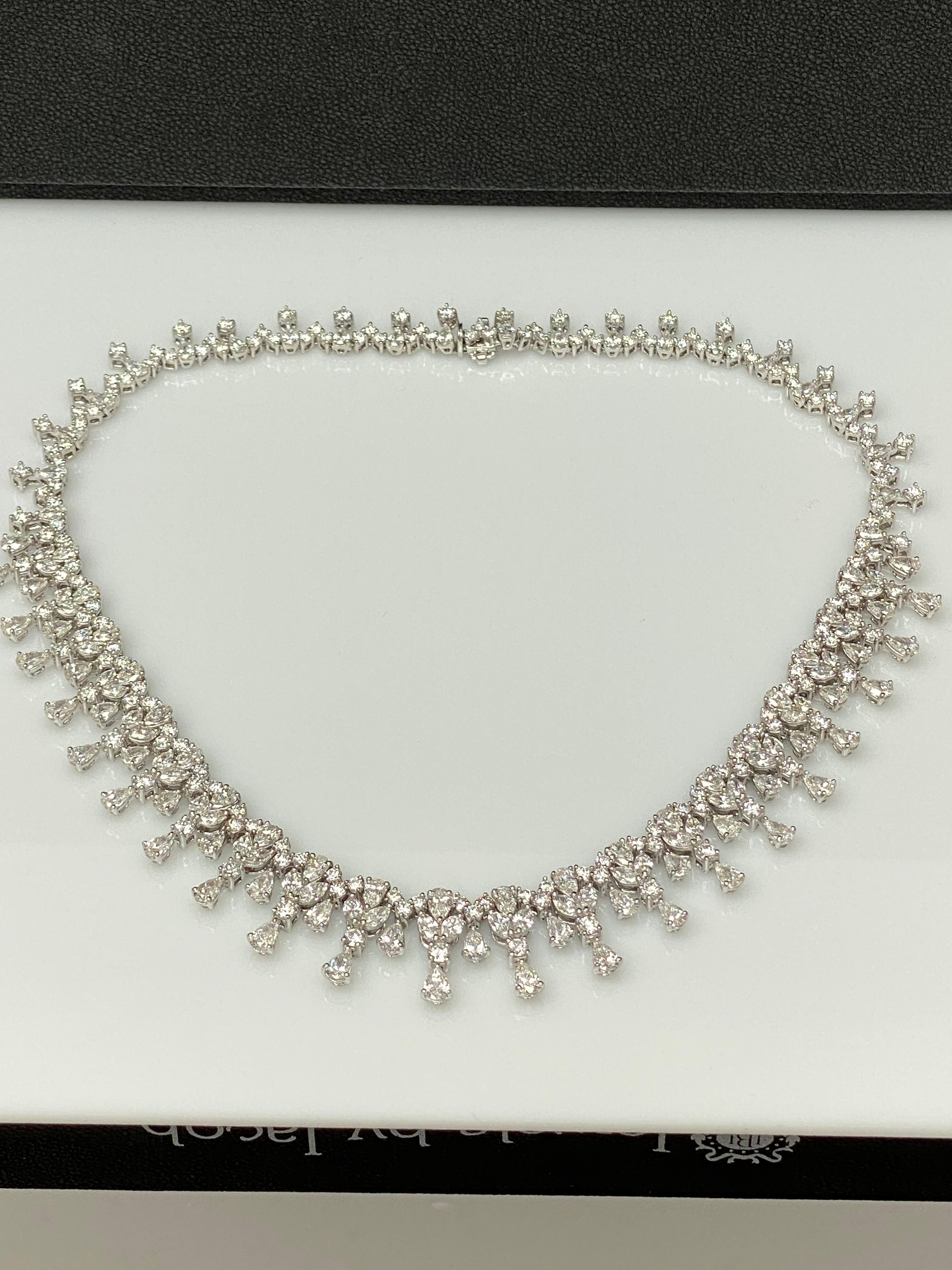 Collana con diamanti a forma multipla da 32,63 carati in oro bianco 18K in vendita 2