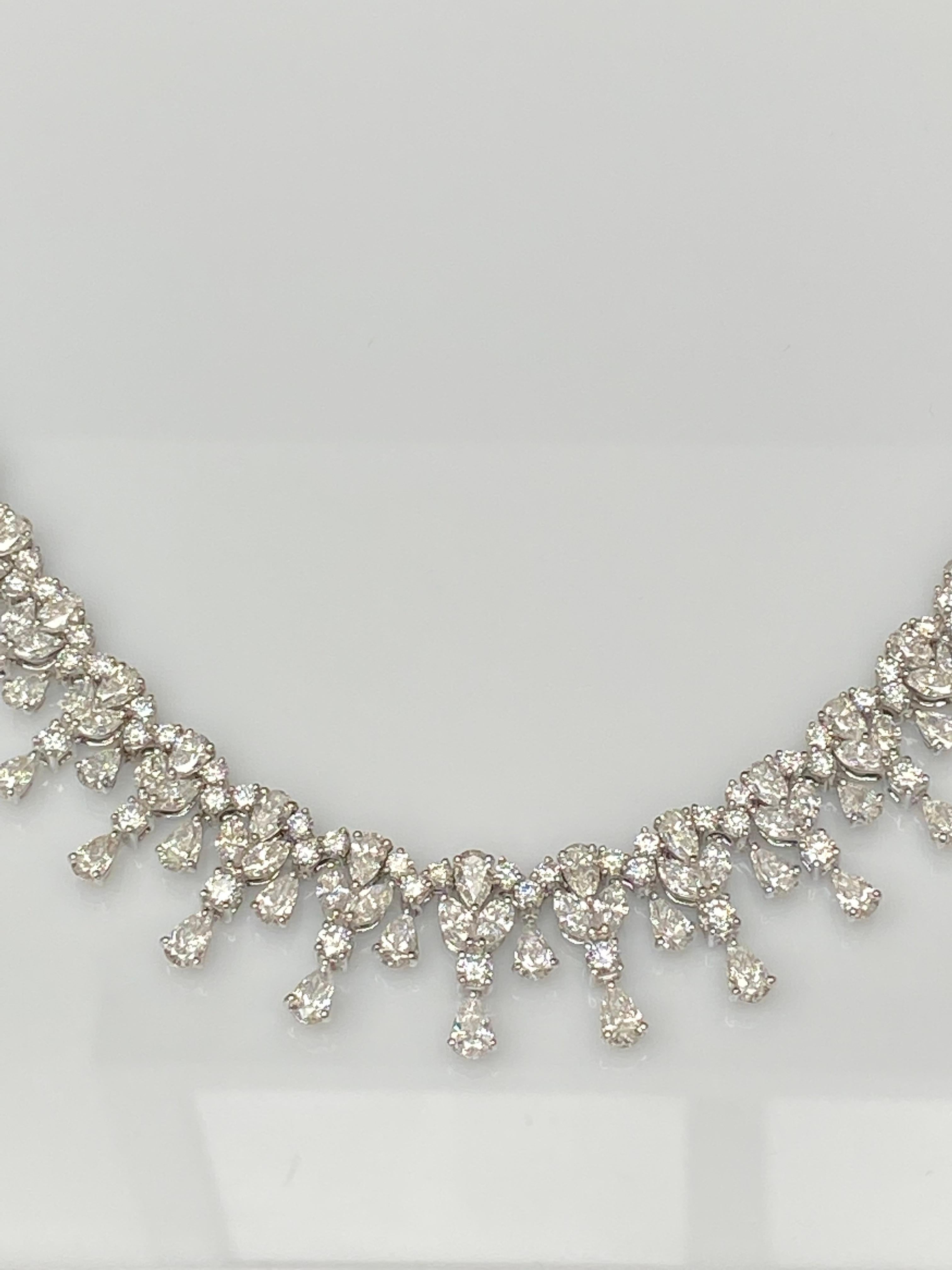 Collana con diamanti a forma multipla da 32,63 carati in oro bianco 18K in vendita 3