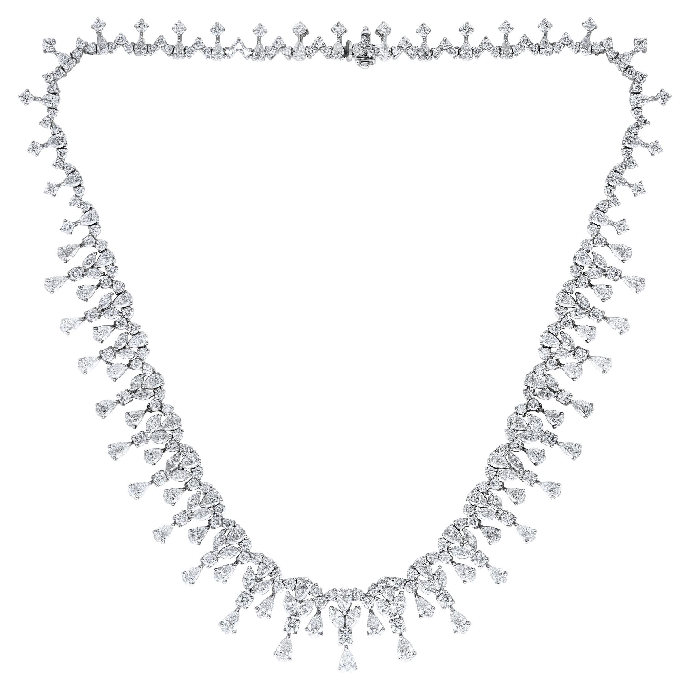 Collana con diamanti a forma multipla da 32,63 carati in oro bianco 18K in vendita