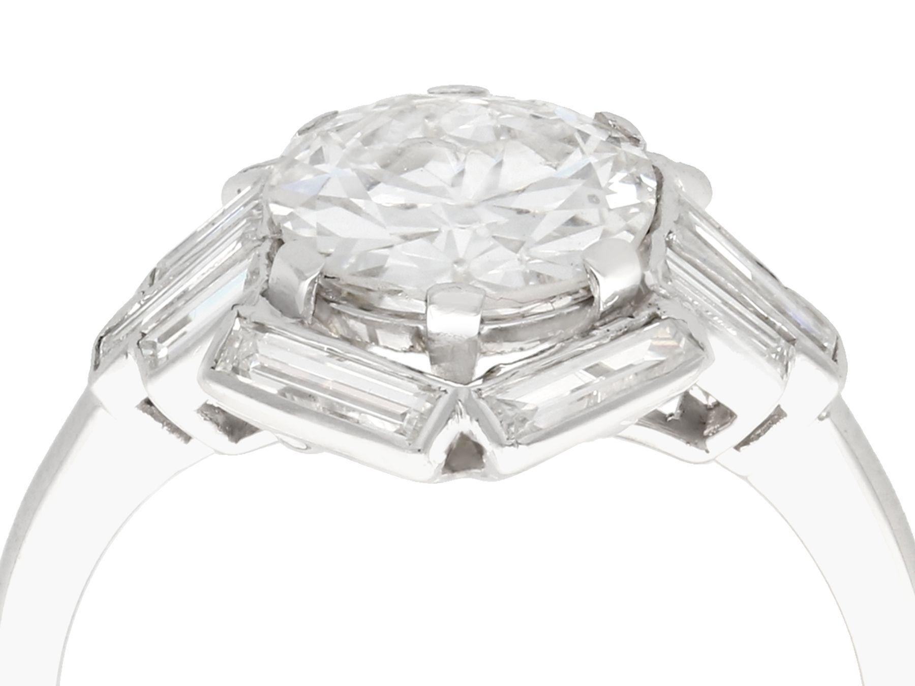 Une bague de cocktail Art déco en platine et diamant de 3,26 carats, étonnante, fine et impressionnante, faisant partie de nos diverses collections de bijoux en diamant et de bijoux de succession

Cette étonnante, fine et impressionnante bague