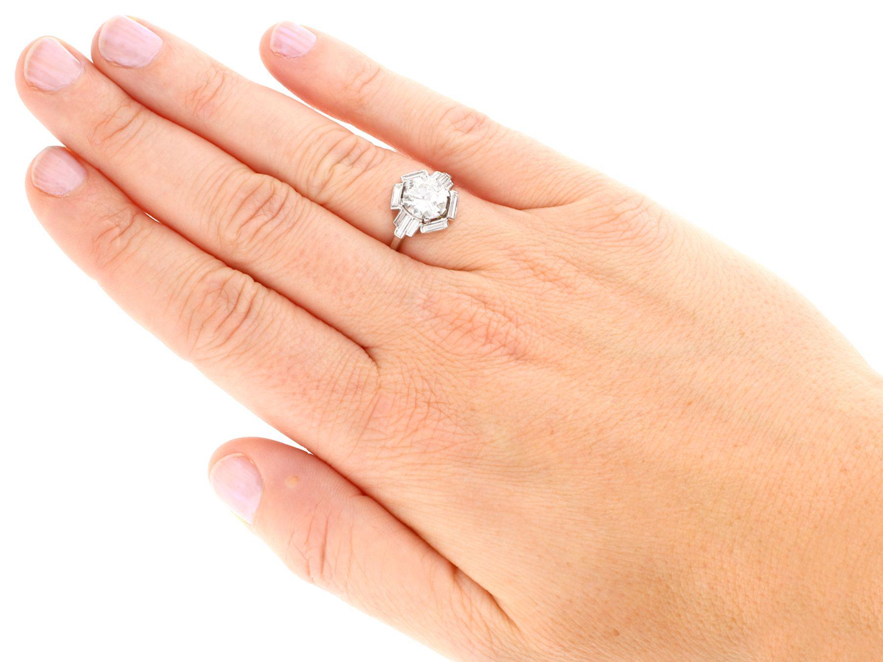 Bague cocktail Art déco ancienne en platine et diamants de 3,26 carats en vente 1