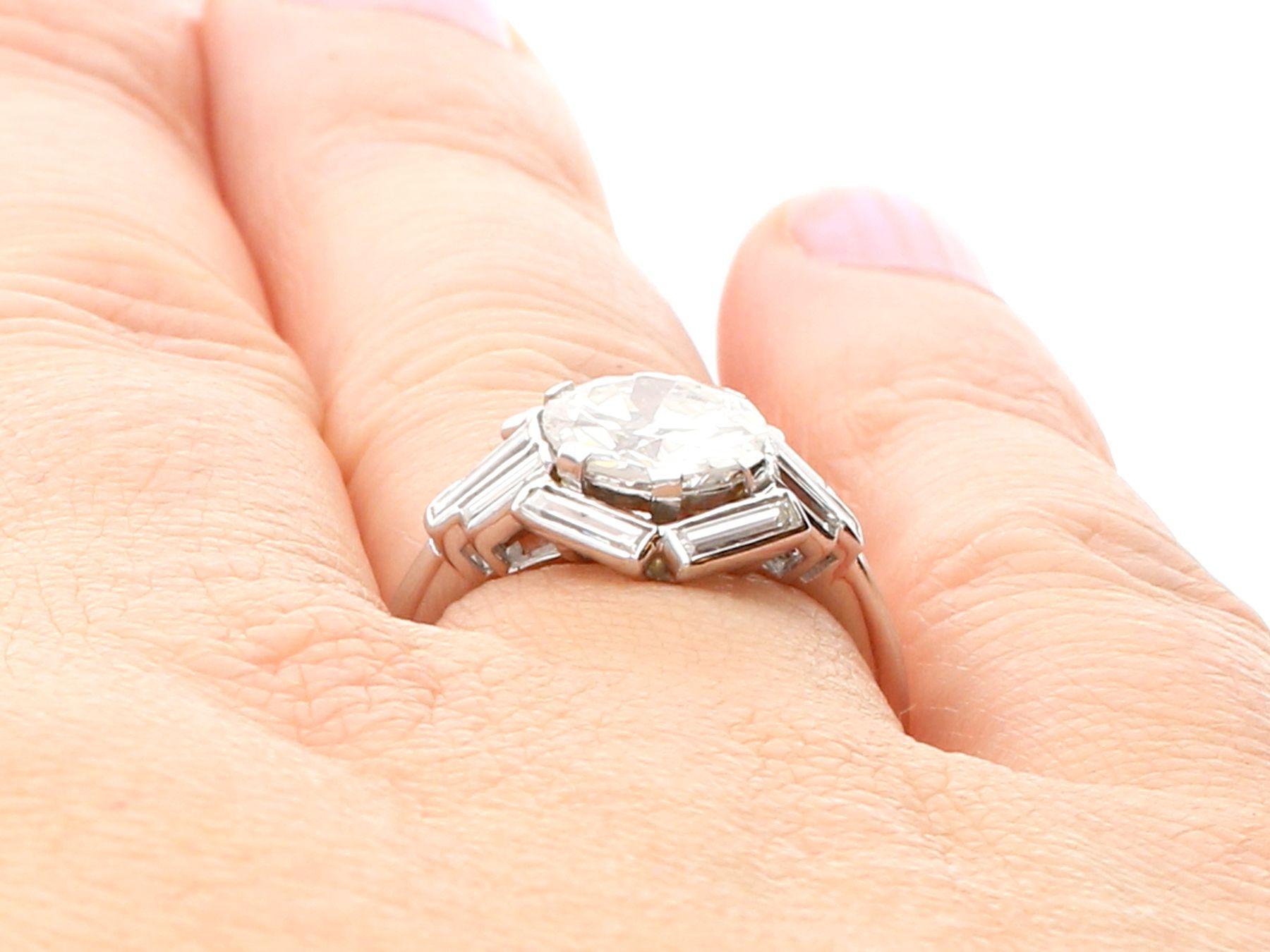 Bague cocktail Art déco ancienne en platine et diamants de 3,26 carats en vente 3