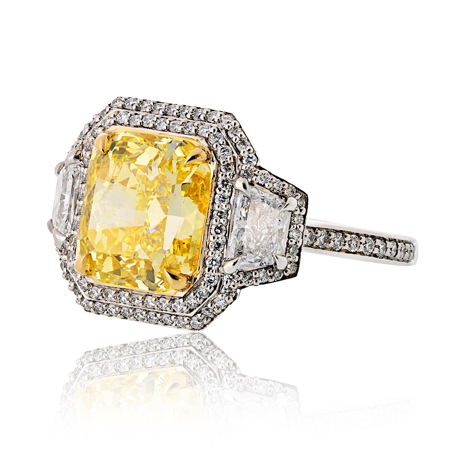 Una straordinaria affermazione di brillantezza e rarità, questo straordinario anello presenta un diamante con taglio radiante Fancy Vivid Yellow da 3,26 carati, certificato GIA, con distribuzione uniforme del colore e purezza Internally Flawless: un