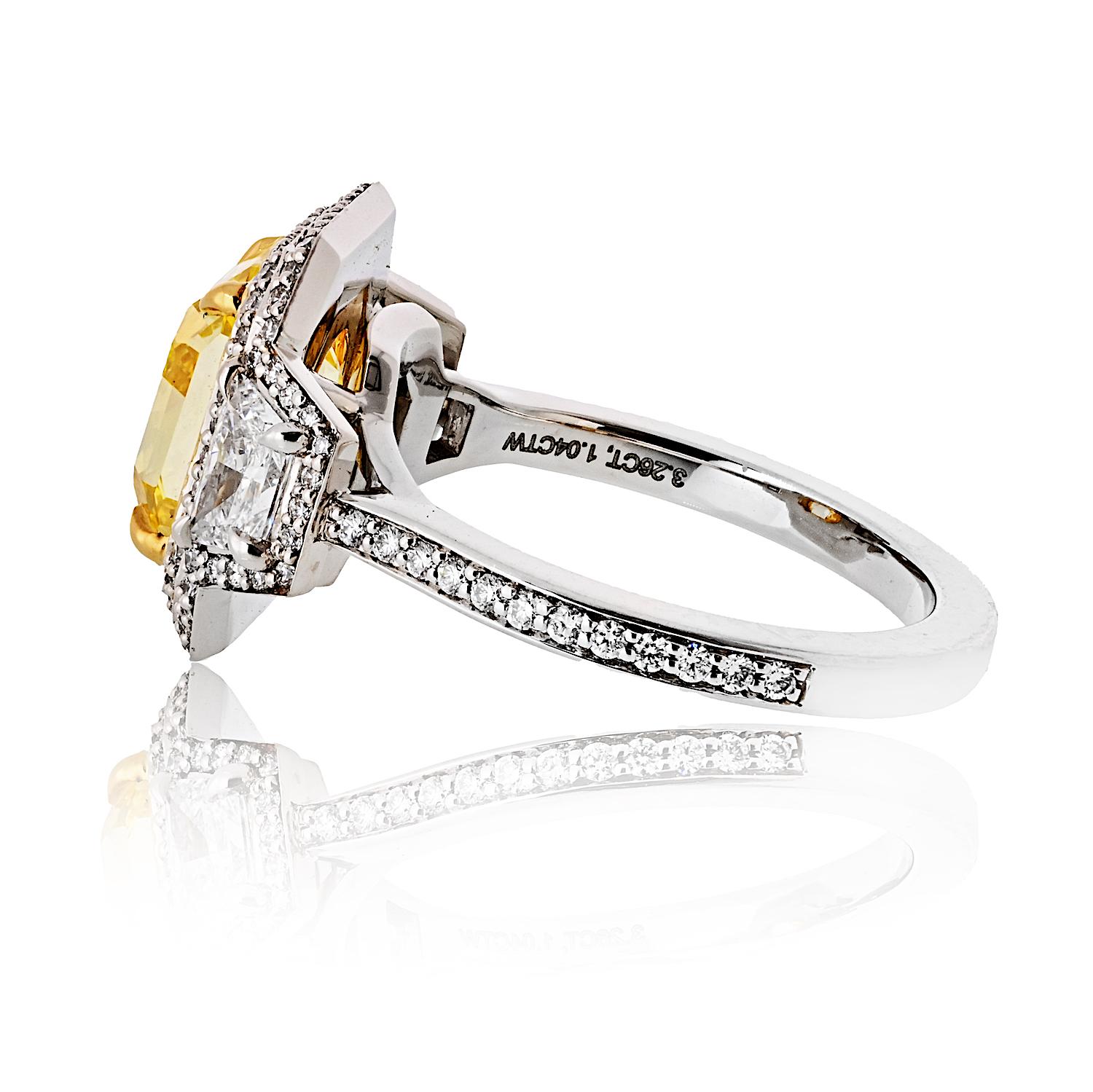 Moderno Anello con diamante taglio radiante 3,26ct Fancy Vivid Yellow Even Internally Flawless in vendita
