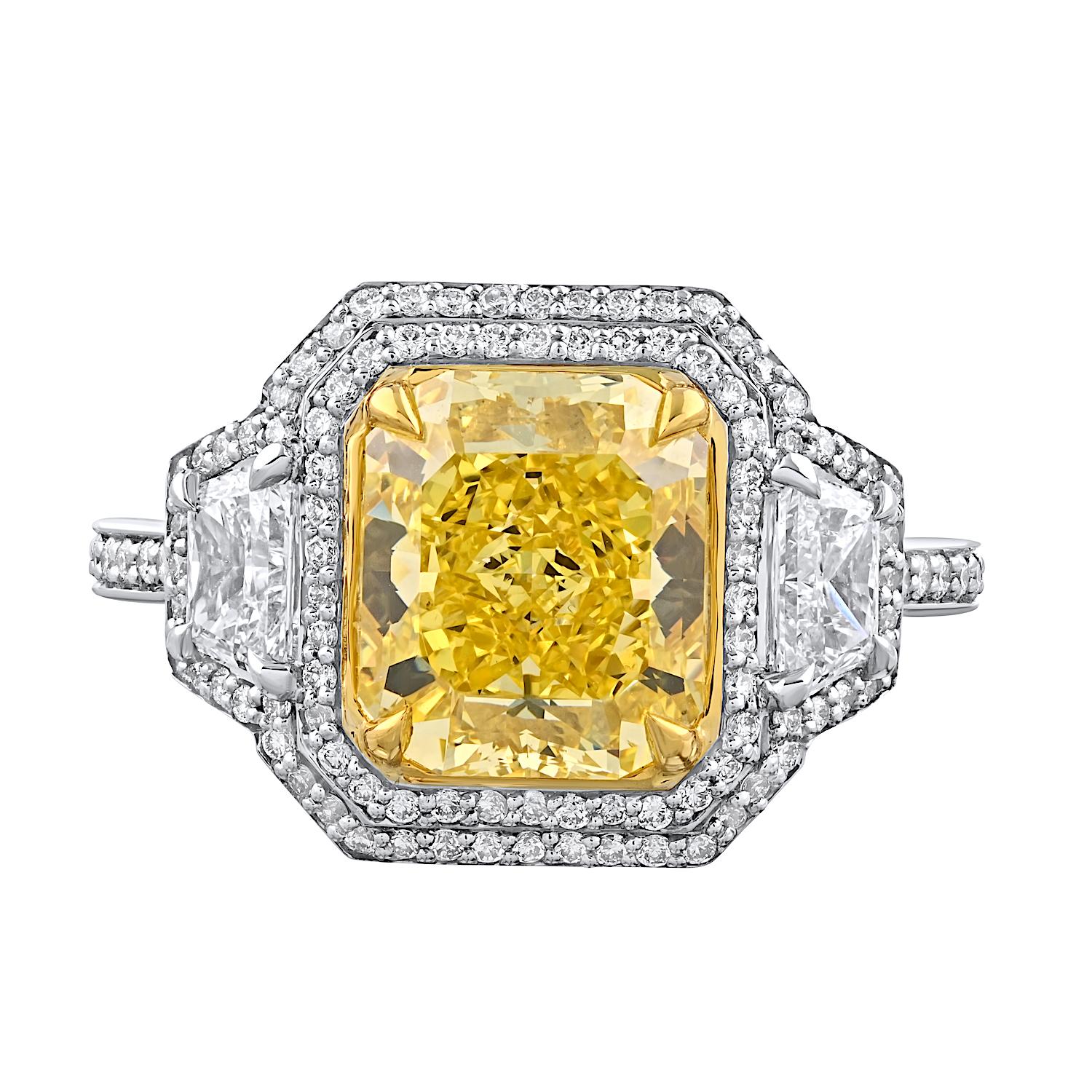 Anello con diamante taglio radiante 3,26ct Fancy Vivid Yellow Even Internally Flawless In condizioni ottime in vendita a New York, NY