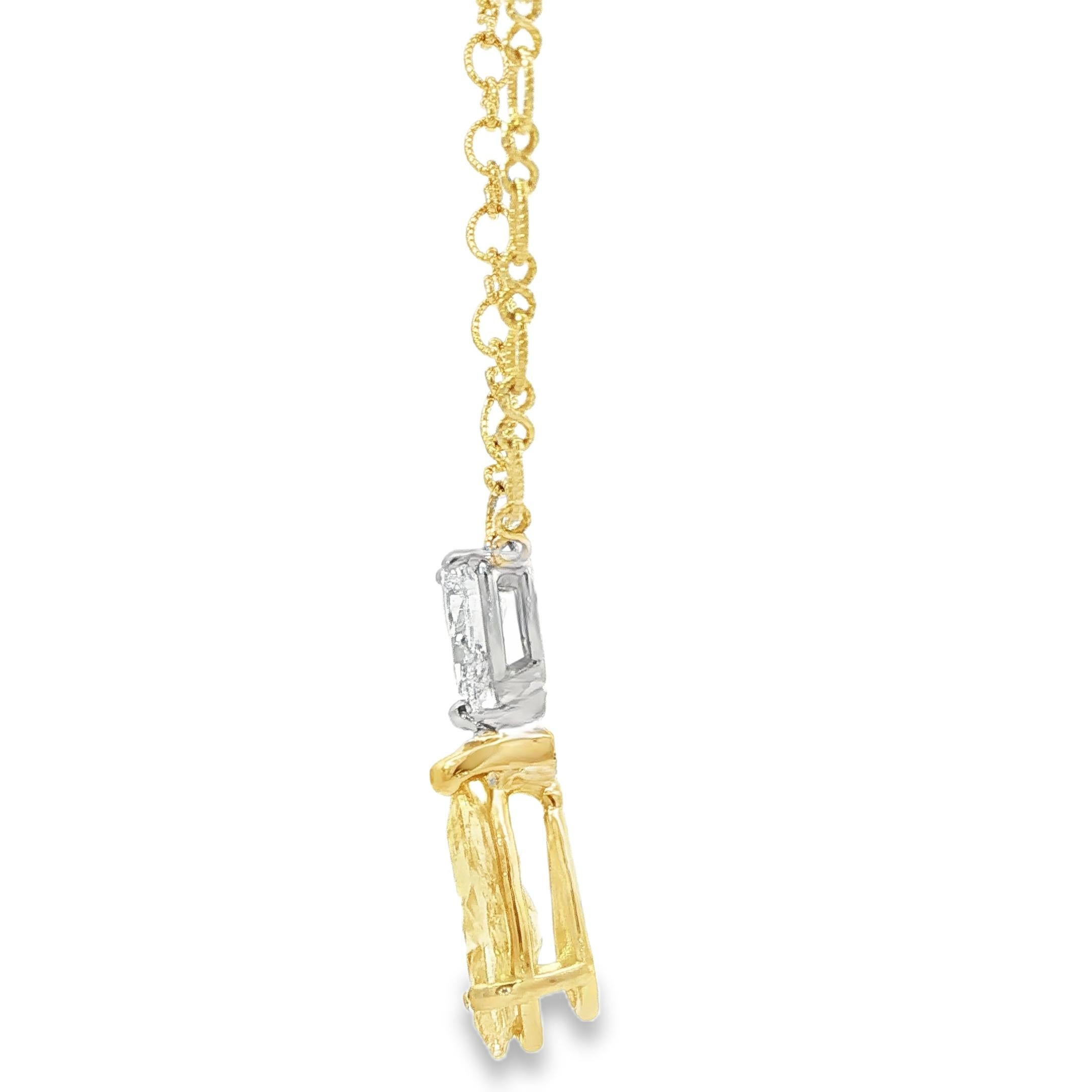 3,26ct.  Collana di diamanti gialli e bianchi intensi a forma di pera certificata GIA in vendita 5