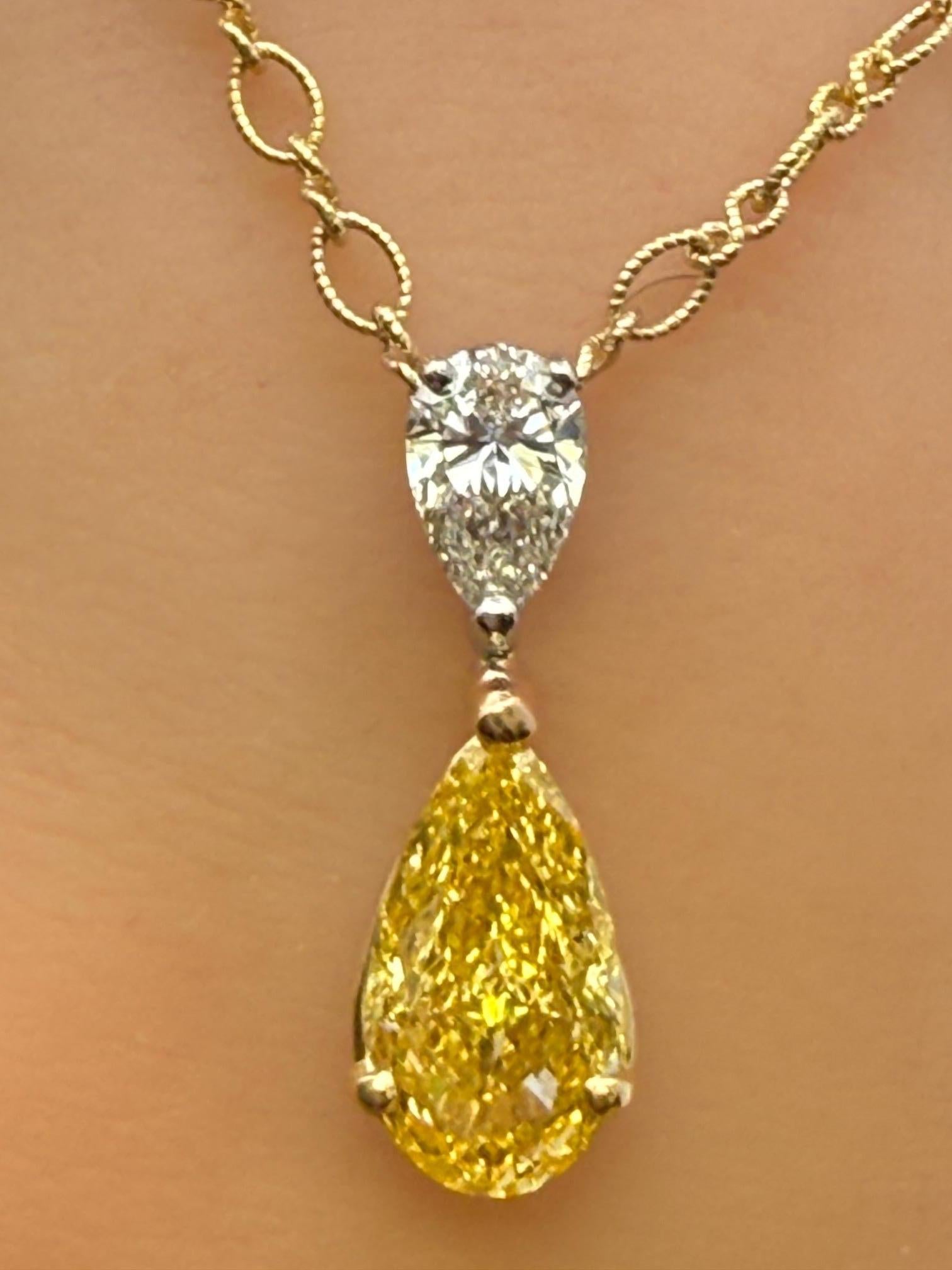 3,26ct.  Collana di diamanti gialli e bianchi intensi a forma di pera certificata GIA In condizioni Nuovo in vendita a San Francisco, CA