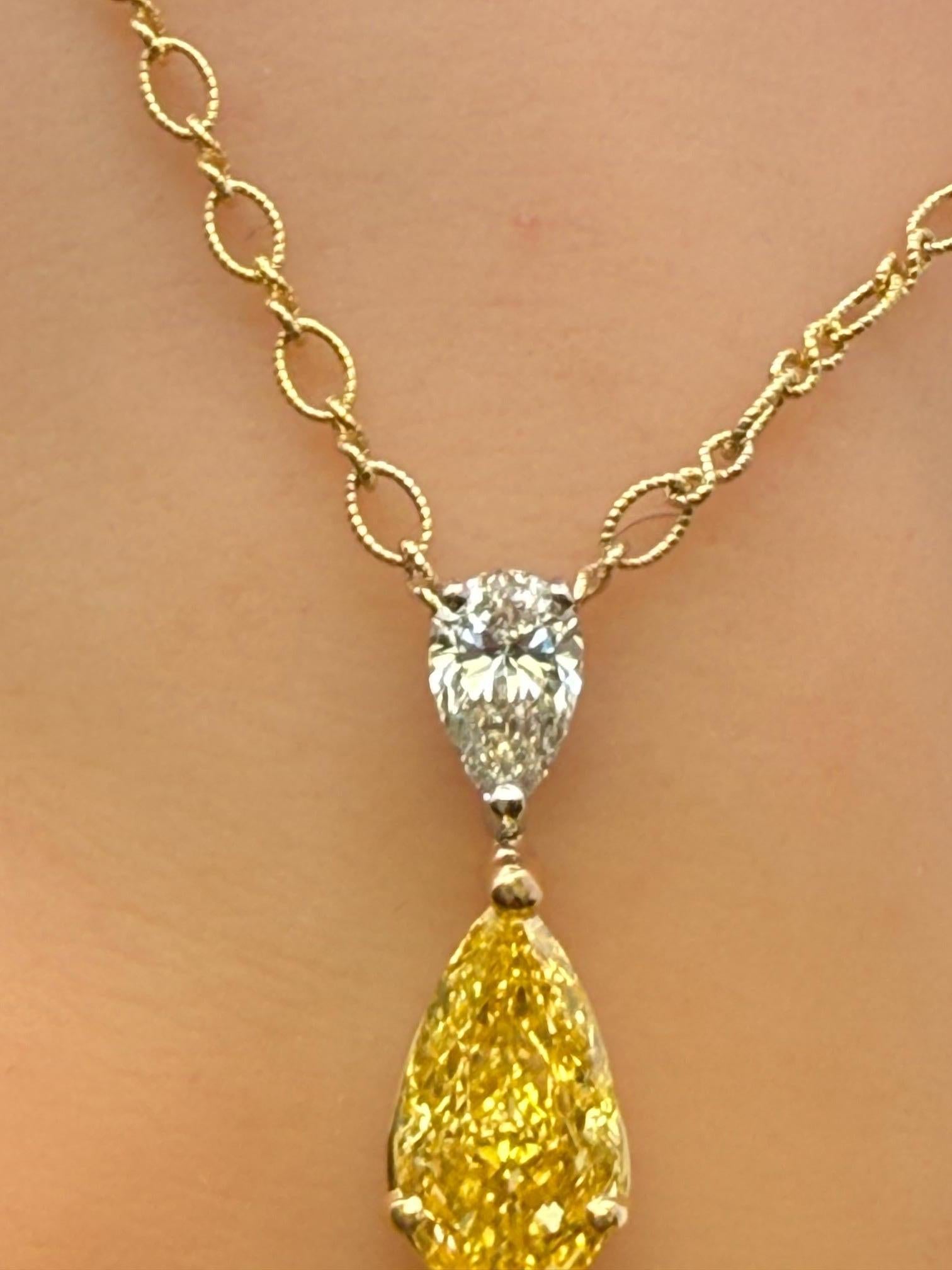 Donna 3,26ct.  Collana di diamanti gialli e bianchi intensi a forma di pera certificata GIA in vendita