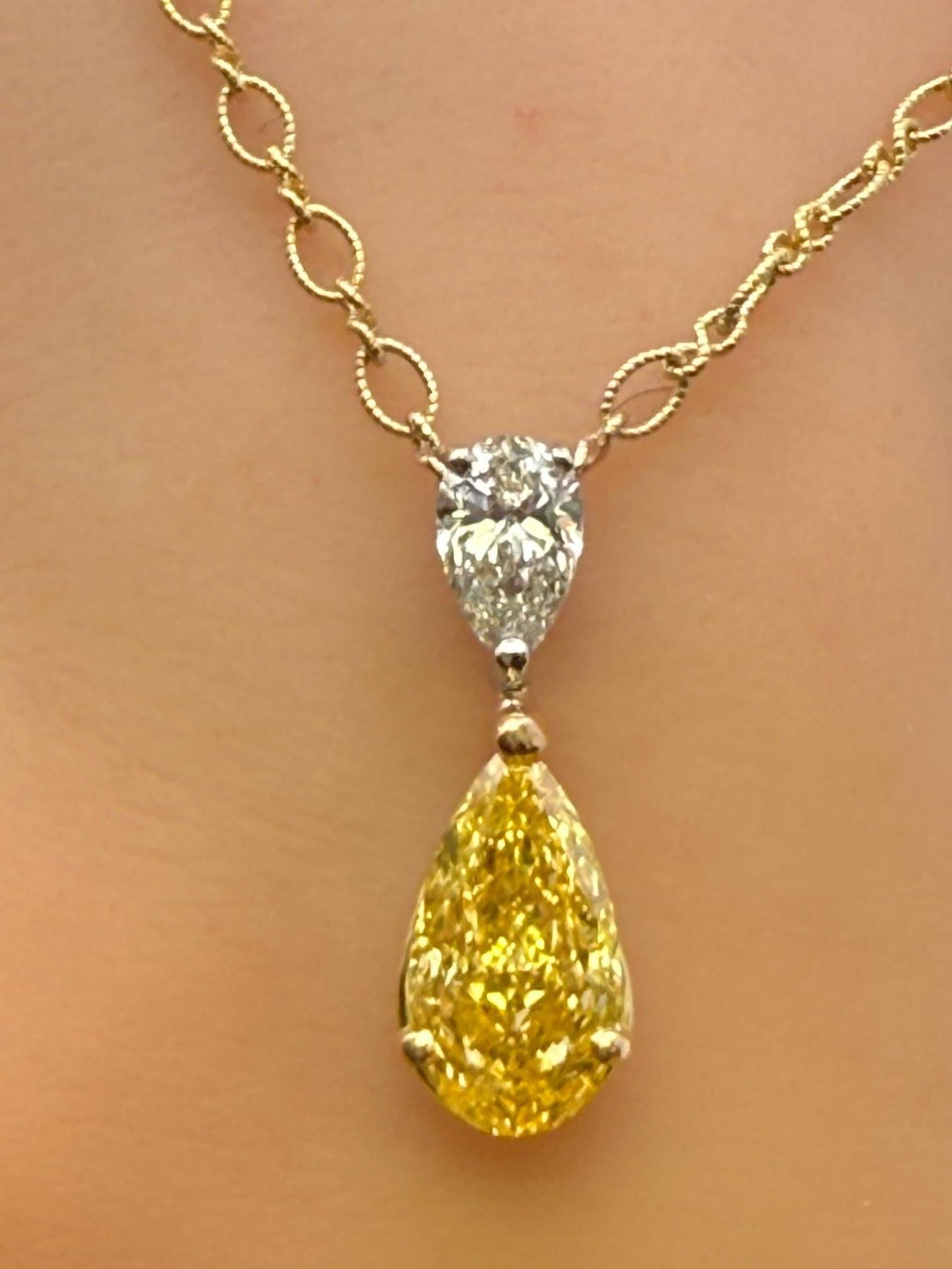 3,26ct.  Collana di diamanti gialli e bianchi intensi a forma di pera certificata GIA in vendita 1