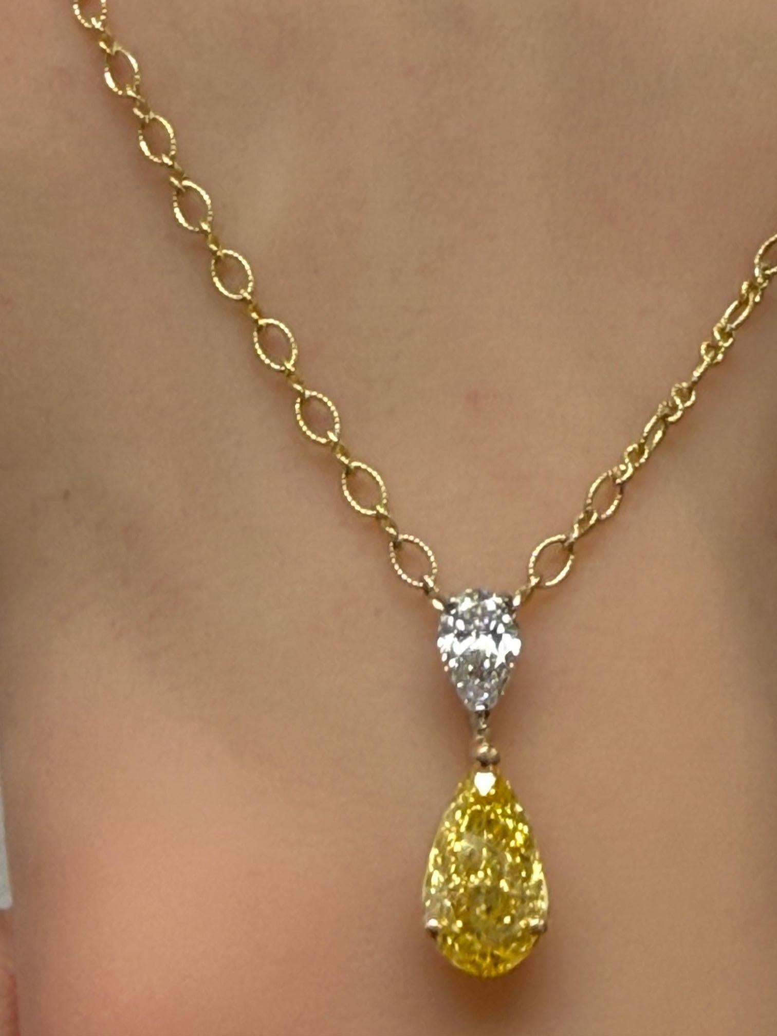 3,26ct.  Collana di diamanti gialli e bianchi intensi a forma di pera certificata GIA in vendita 2