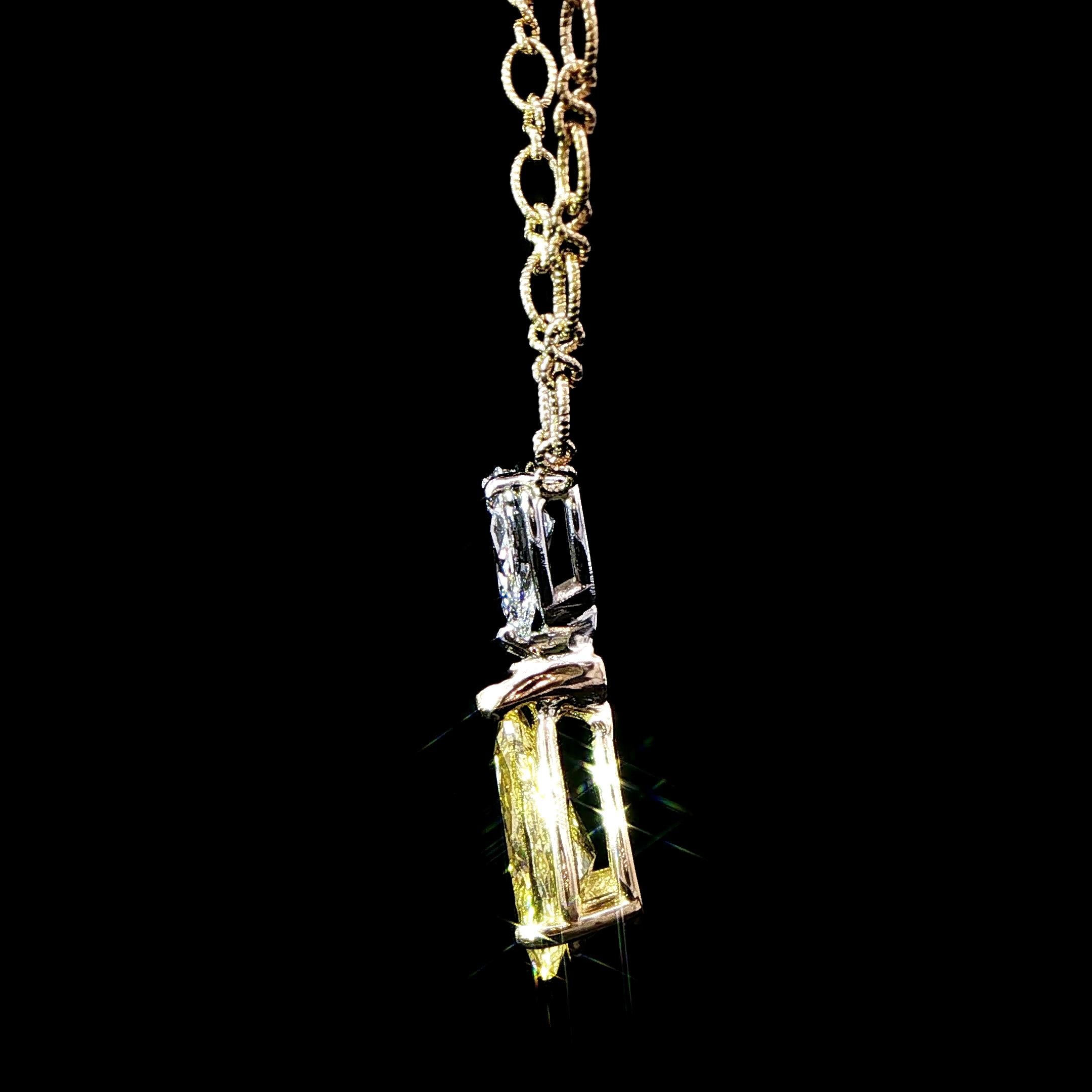 3,26ct.  Collana di diamanti gialli e bianchi intensi a forma di pera certificata GIA in vendita 3