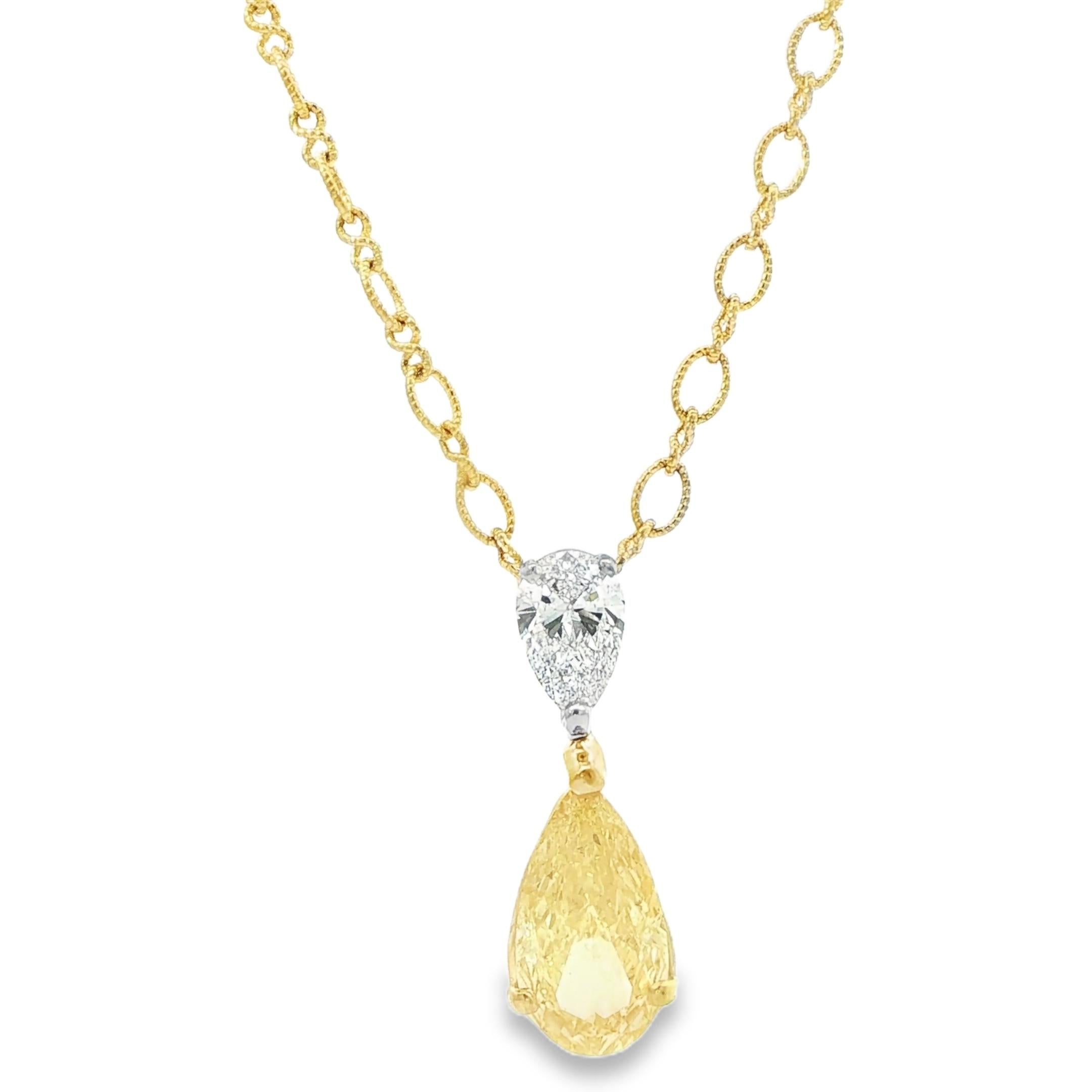 3,26ct.  Collana di diamanti gialli e bianchi intensi a forma di pera certificata GIA in vendita 4