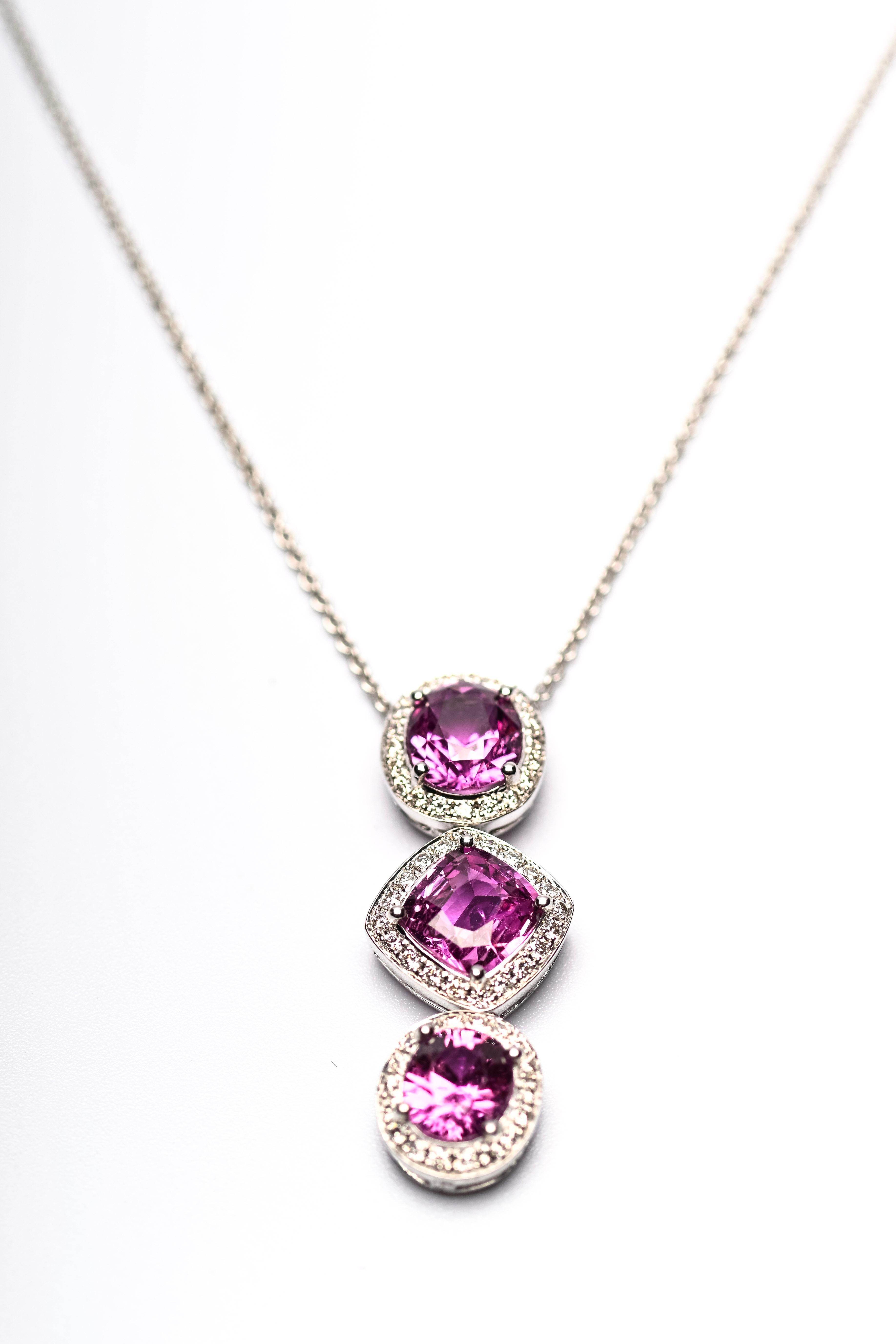 La bellezza incontra la potenza.

Colette è un fascino che strizza l'occhio: realizzato in oro bianco 18 carati, questo pendente presenta tre zaffiri rosa, ciascuno circondato da un'aureola di diamanti bianchi. Il design a goccia graduata allunga la