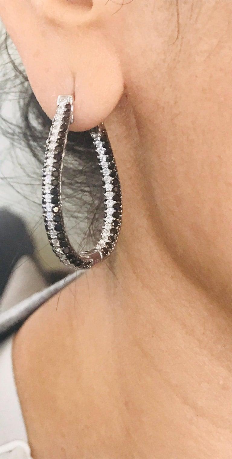 Taille ronde 3.27 Carat Black and White Diamond 14 Karat White Gold Hoop Earrings en vente