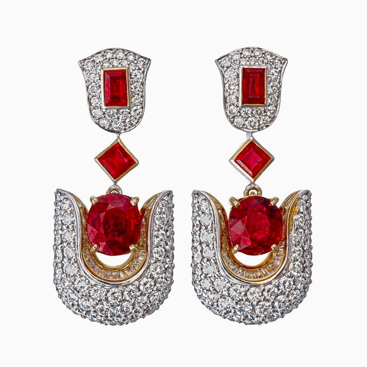 Verleihen Sie Ihrer Schmucksammlung einen Hauch von klassischer Eleganz mit diesen atemberaubenden Rubin- und Diamantohrringen von Rewa Jewels aus 18 Karat Weißgold.

Die Mittelsteine sind zwei burmesische Rubine ohne Wärmebehandlung,