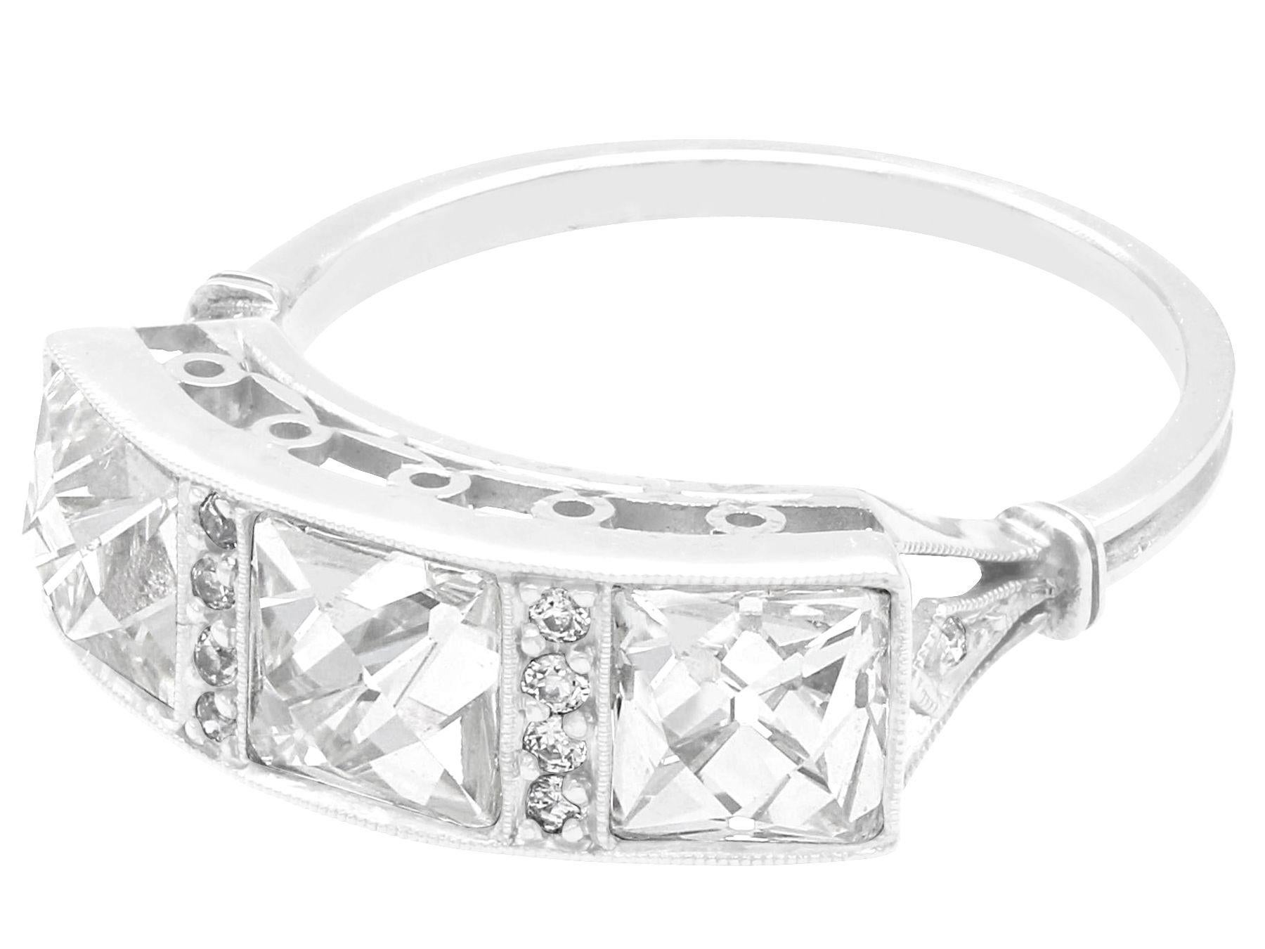 Trilogie-Ring aus Platin mit 3.27 Karat Diamanten (Französischer Schliff) im Angebot