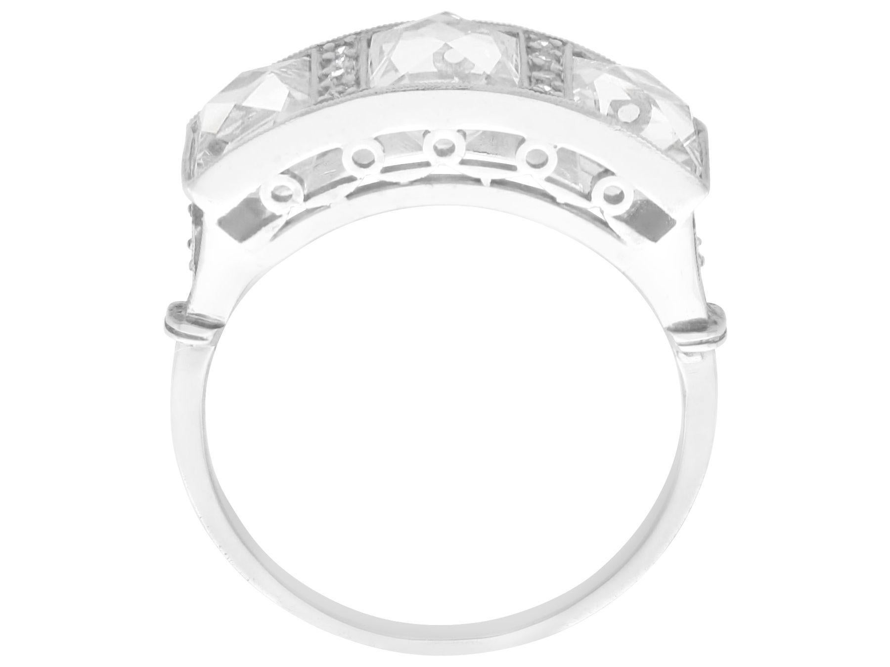 Trilogie-Ring aus Platin mit 3.27 Karat Diamanten für Damen oder Herren im Angebot