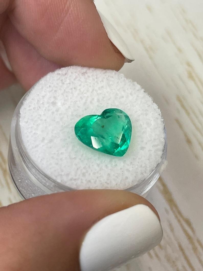 3.27 Carat Heart-Cut Colombian Emerald  Bright Green Loose Natural Gemstone In New Condition For Sale In Jupiter, FL