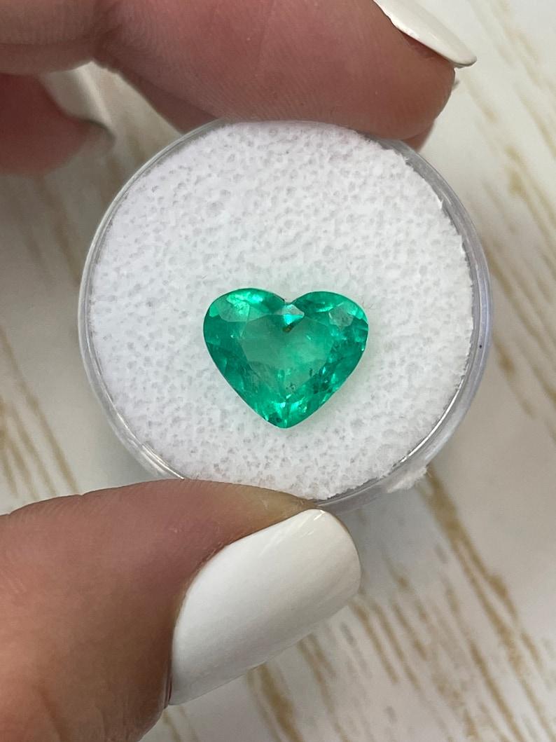 Women's 3.27 Carat Heart-Cut Colombian Emerald  Bright Green Loose Natural Gemstone For Sale