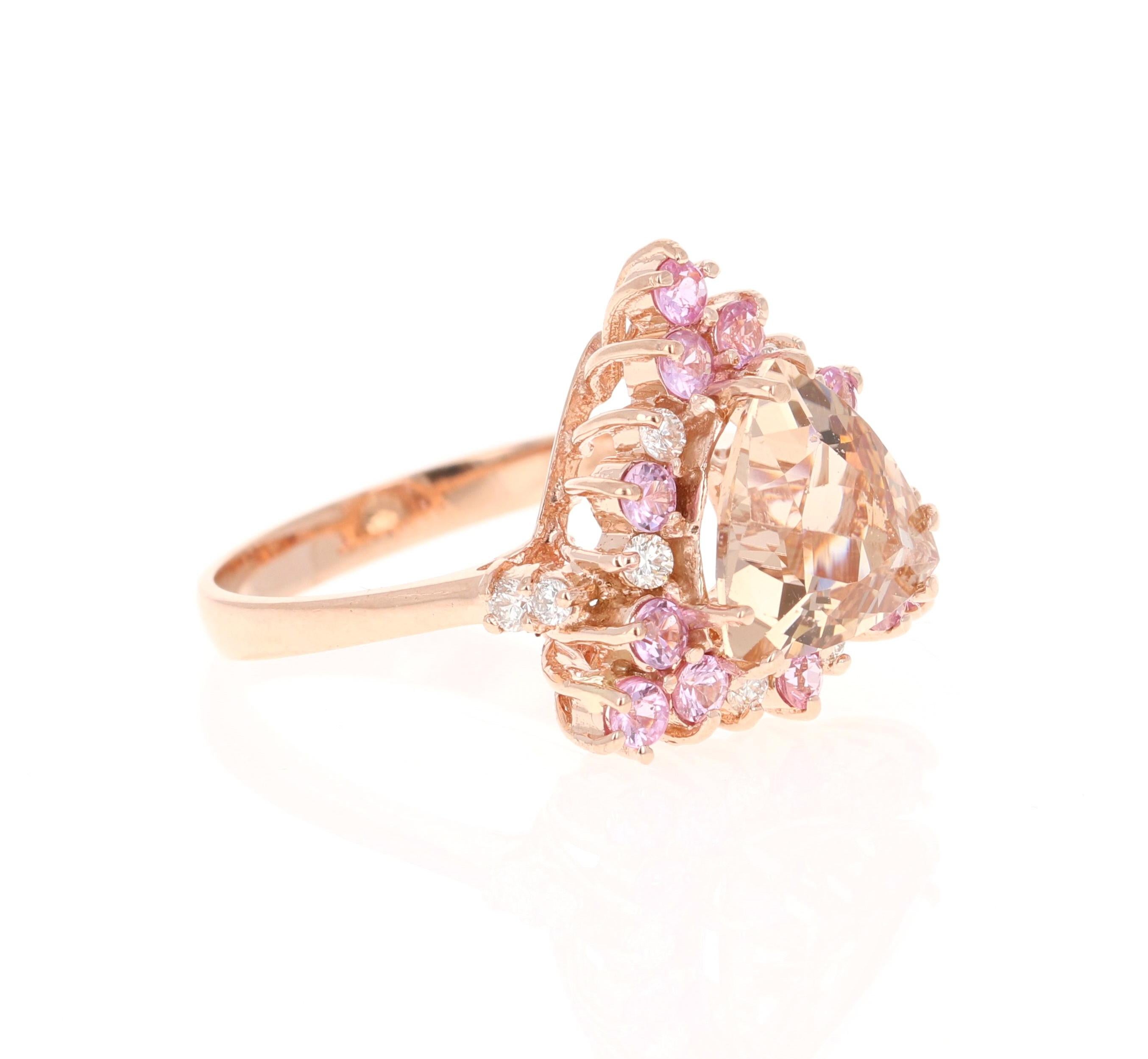 Dieser Ring hat ein 2,28 Karat Trillion Cut Morganite zusammen mit 12 Round Cut Pink Sapphires, die 0,73 Karat wiegen. Außerdem gibt es 10 Diamanten im Rundschliff mit einem Gewicht von 0,26 Karat. (Reinheit: VS, Farbe: H)
Das Gesamtkaratgewicht des
