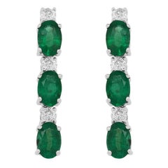 Pendants d
oreilles en or blanc 14 carats avec émeraudes ovales et diamants blancs brillants de 3,27 carats