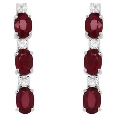 Pendientes colgantes de diamantes blancos brillantes de rubí oval de 3,27 quilates Oro blanco de 14 quilates