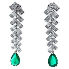 Boucles d'oreilles fantaisie en or blanc 18 carats avec émeraude verte en forme de poire de 3,27 carats