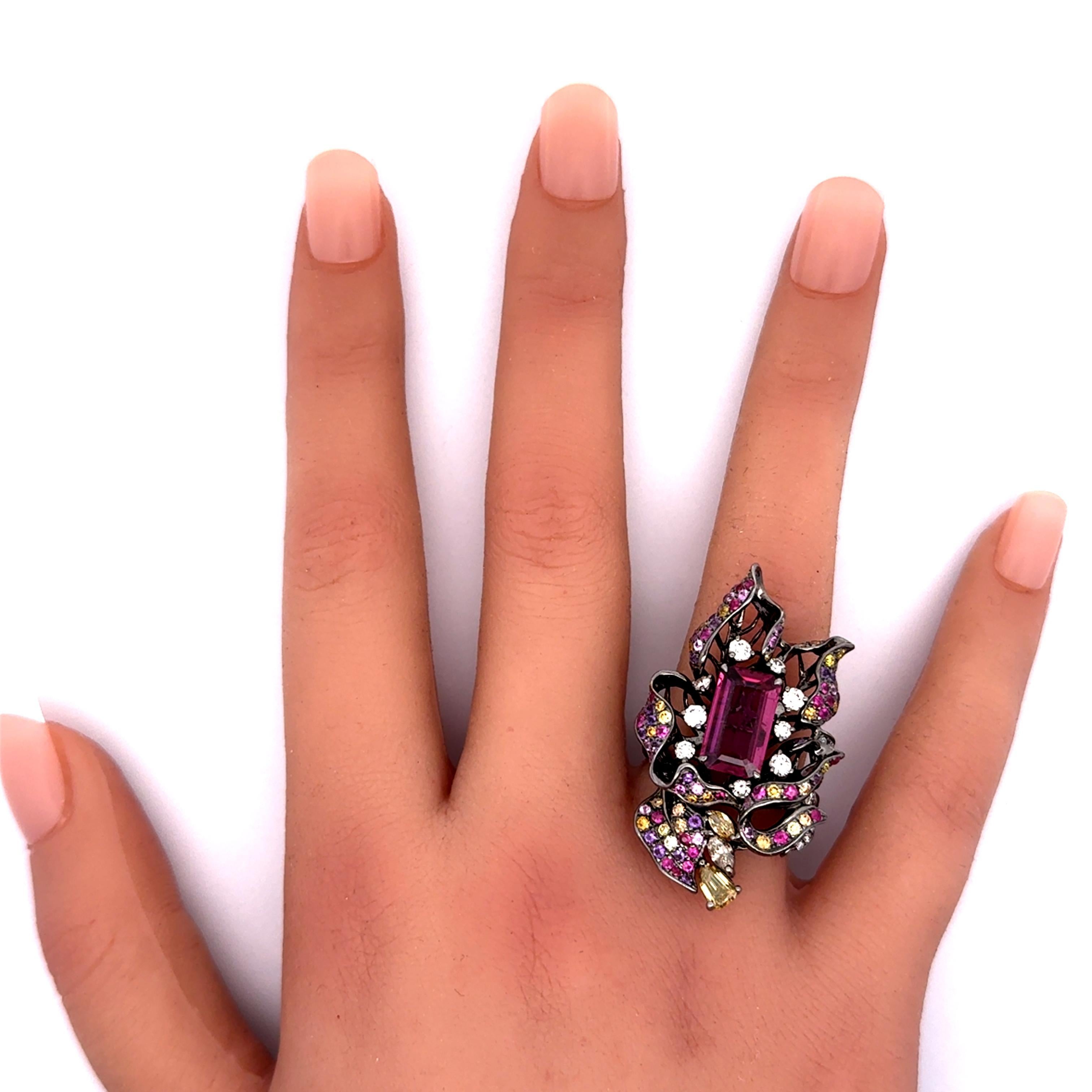 3,27 Karat Rubellit Turmalin Diamant Saphir 18K Gold Floral Ring im Angebot 1