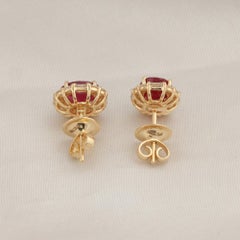 Ohrringe mit einem Rubin von 3,27 Karat und einem Diamanten von 0,76 Karat (SI/H) aus 14-karätigem Gelbgold